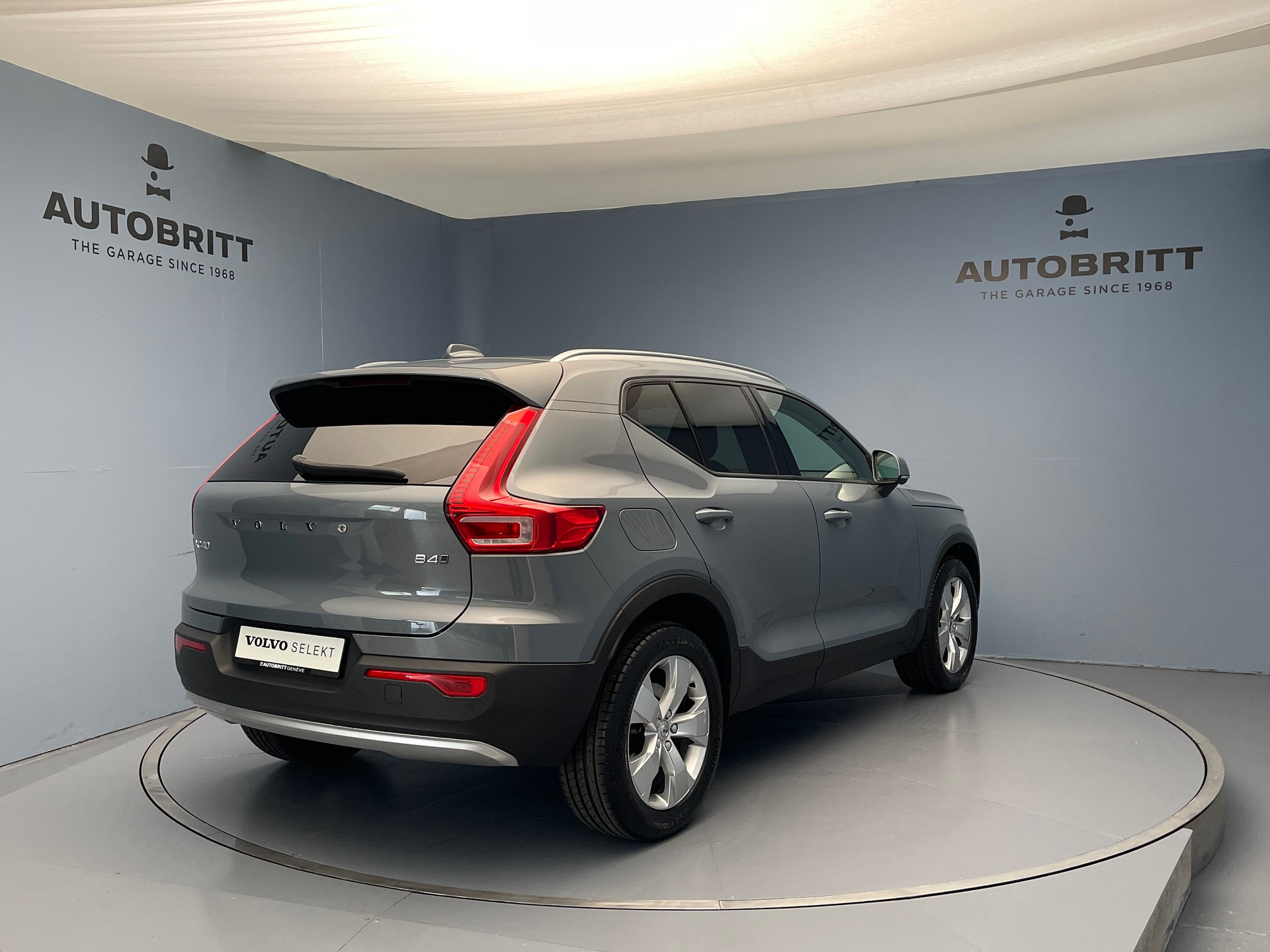 VOLVO XC40 2.0 B4 MH Momentum AWD-showroom-element-1
