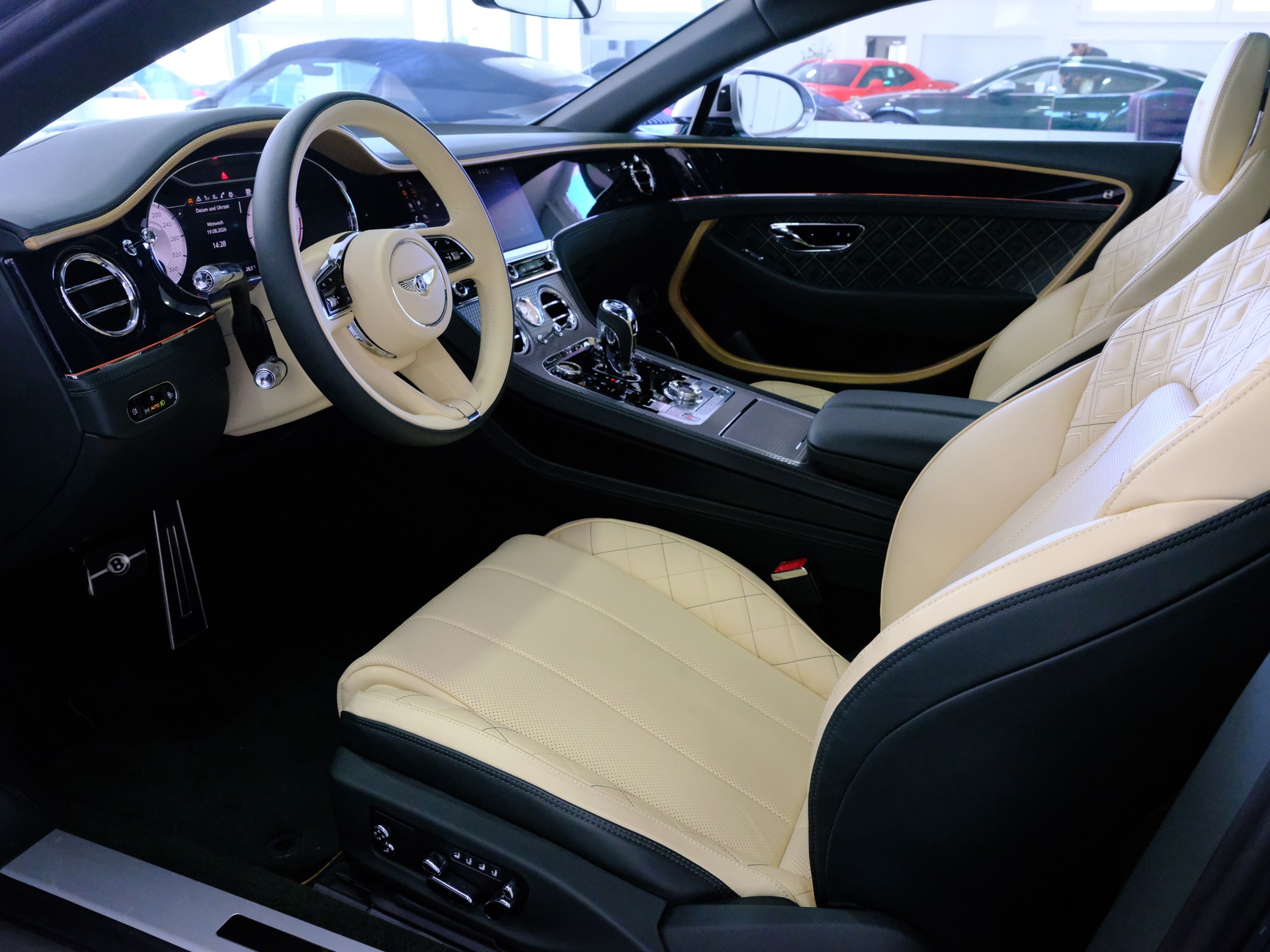 BENTLEY Continental GT 4.0 V8 Mulliner-image-9