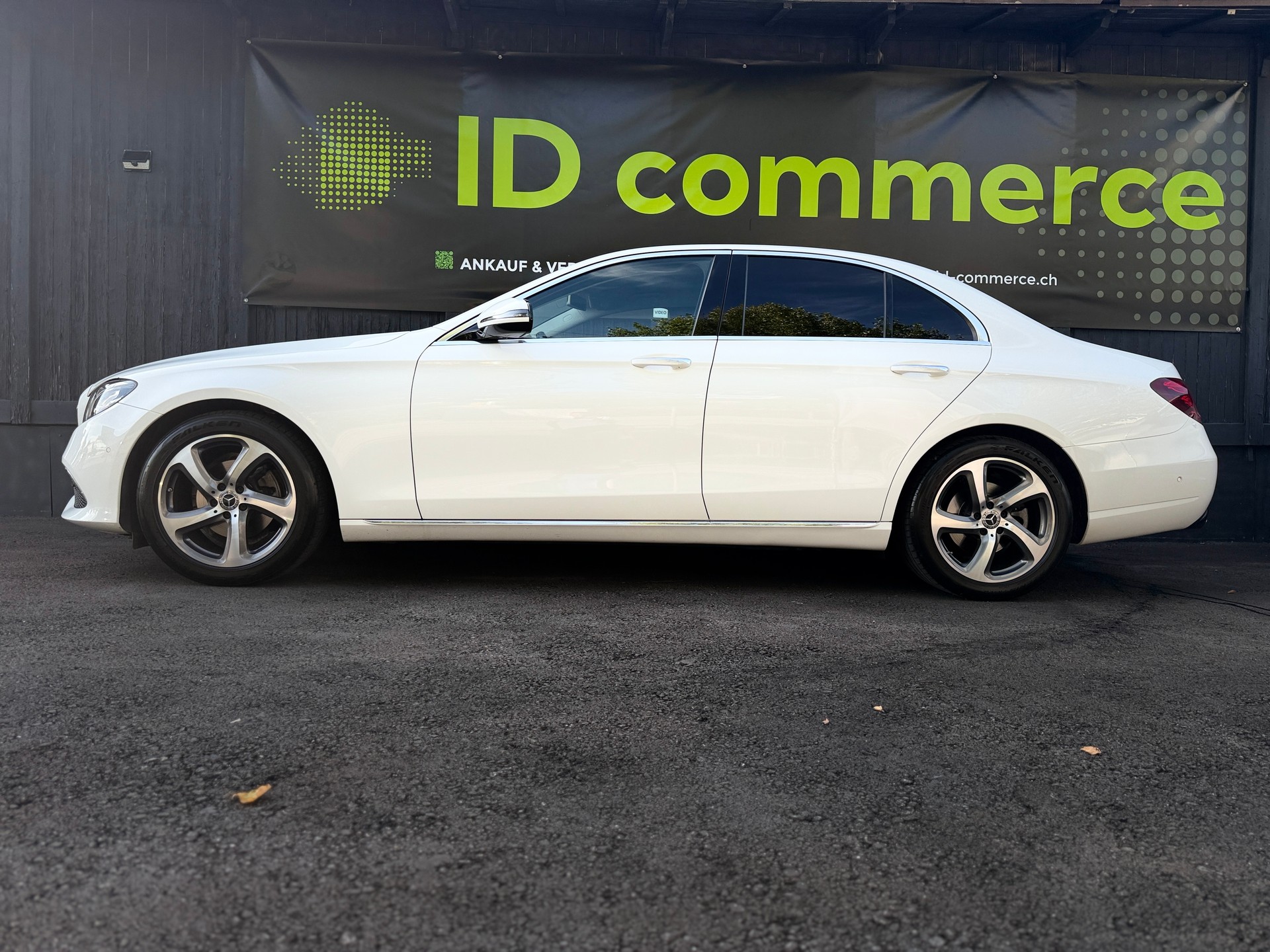 MERCEDES-BENZ E 200 Exclusive 9G-Tronic-showroom-element-3