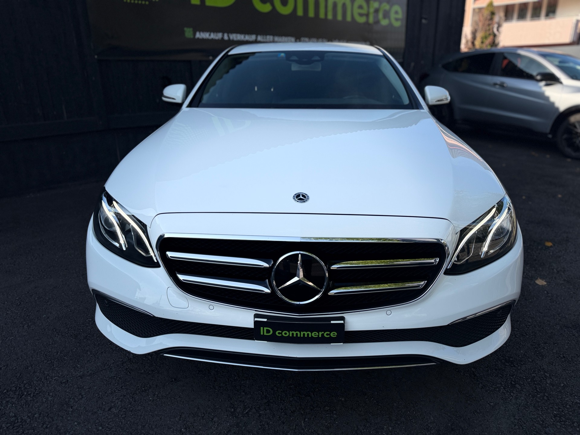 MERCEDES-BENZ E 200 Exclusive 9G-Tronic-showroom-element-1