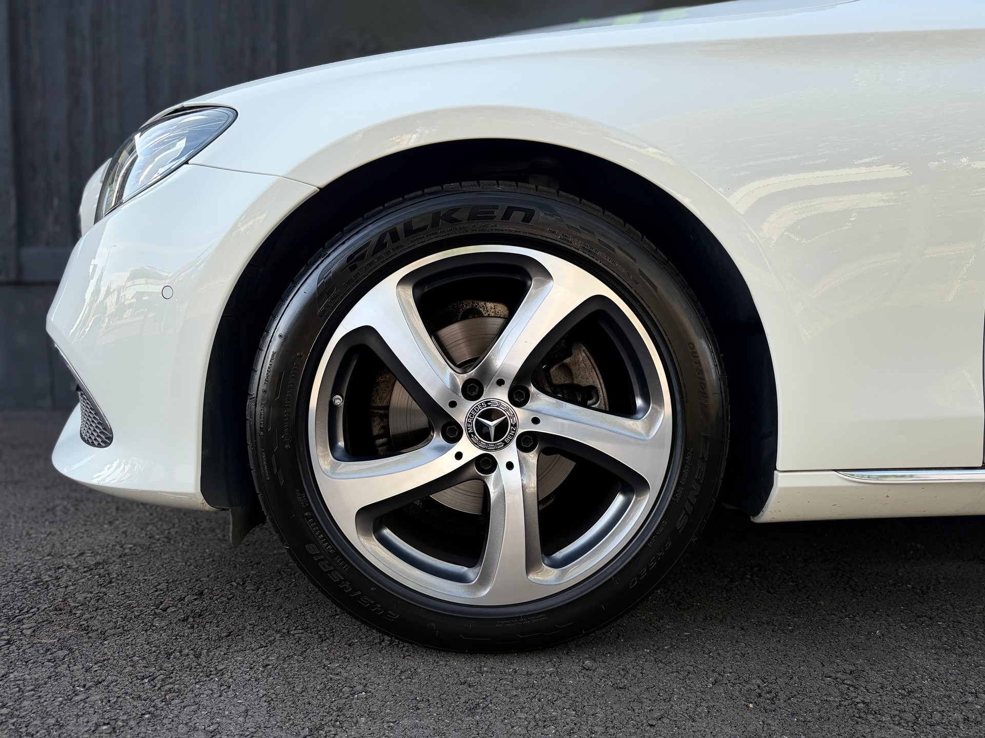 MERCEDES-BENZ E 200 Exclusive 9G-Tronic-showroom-element-2