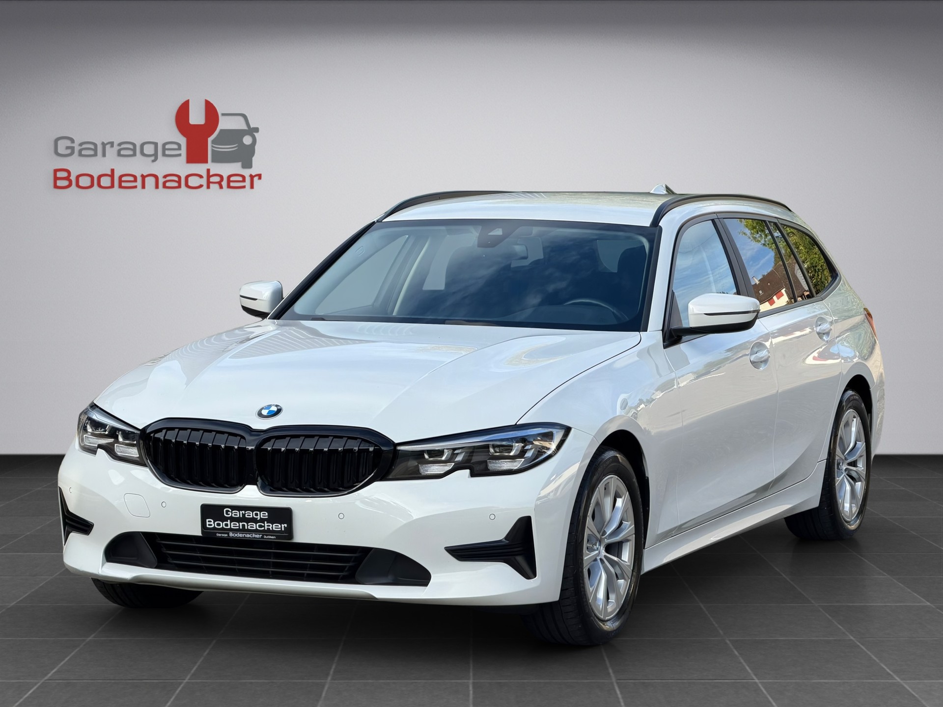 BMW 320d xDrive 48V Touring Steptronic * Diesel *-showroom-element-1