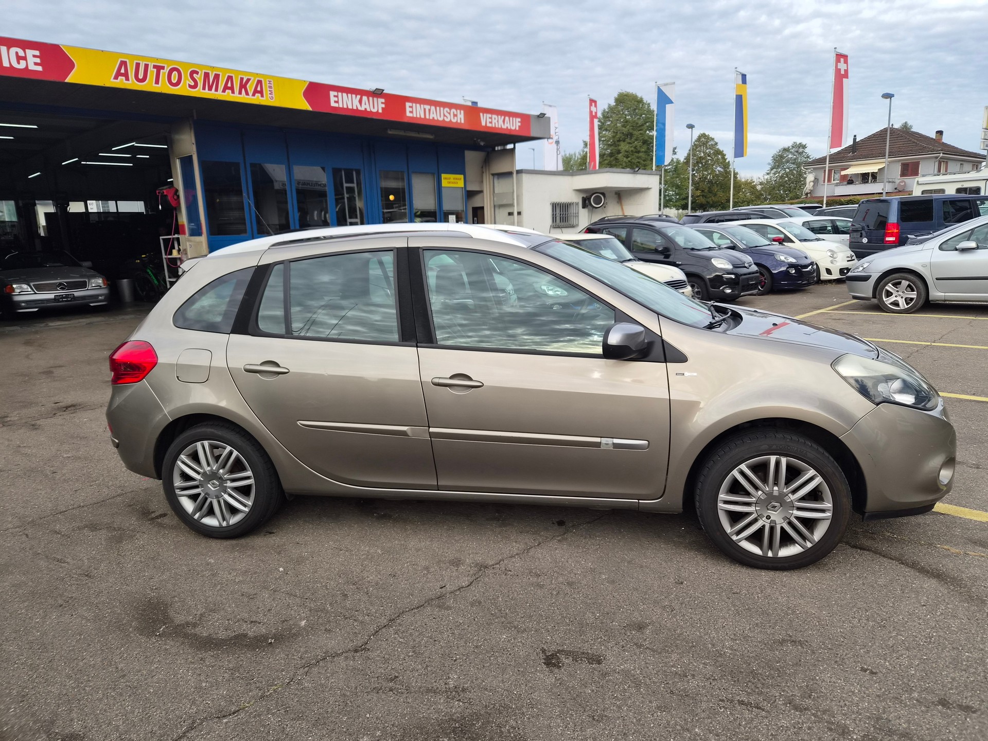 RENAULT Clio Grandtour 1.2 16V Turbo Exception-showroom-element-1