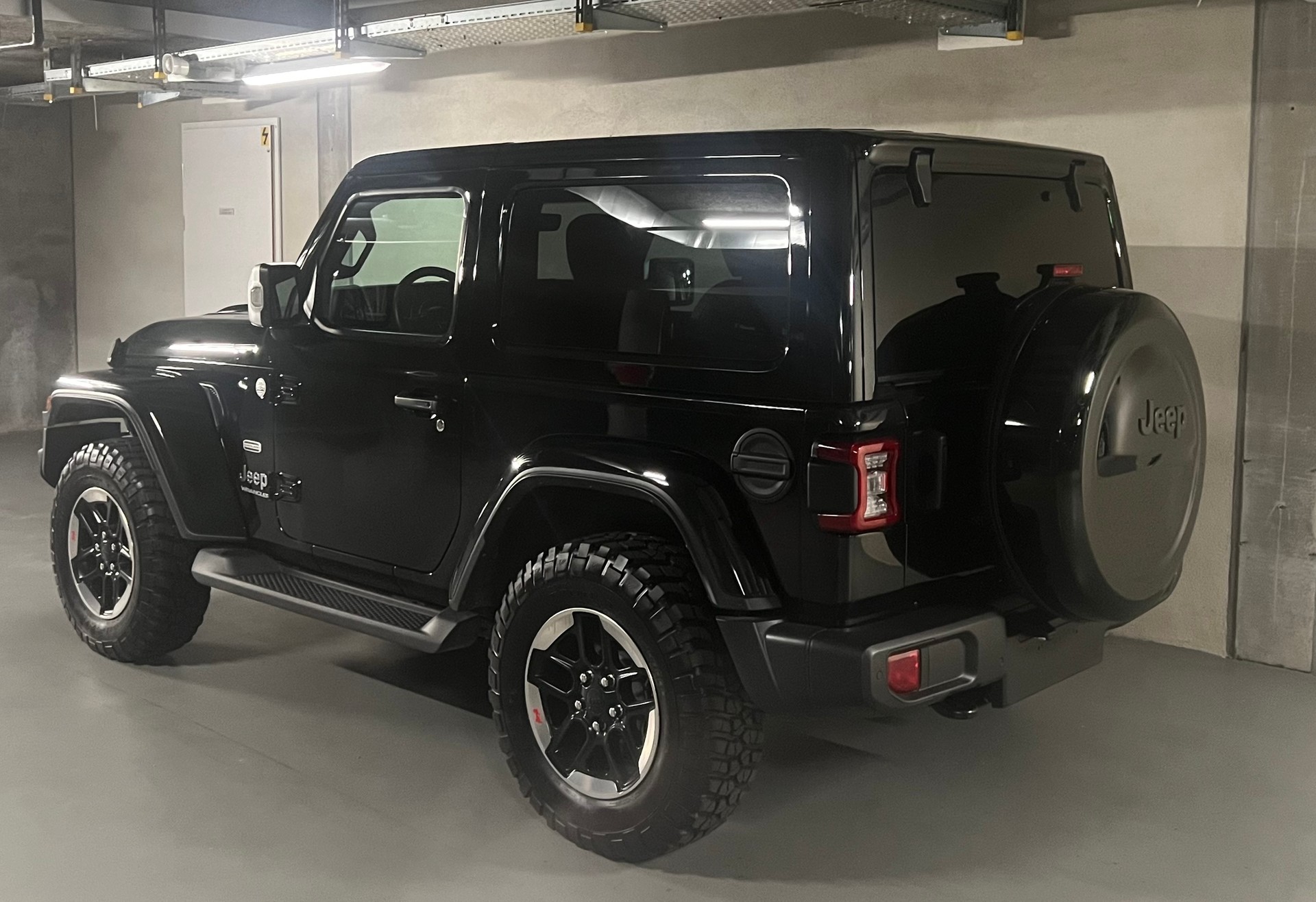 JEEP Wrangler 2.0 Overland Automatic-showroom-element-3