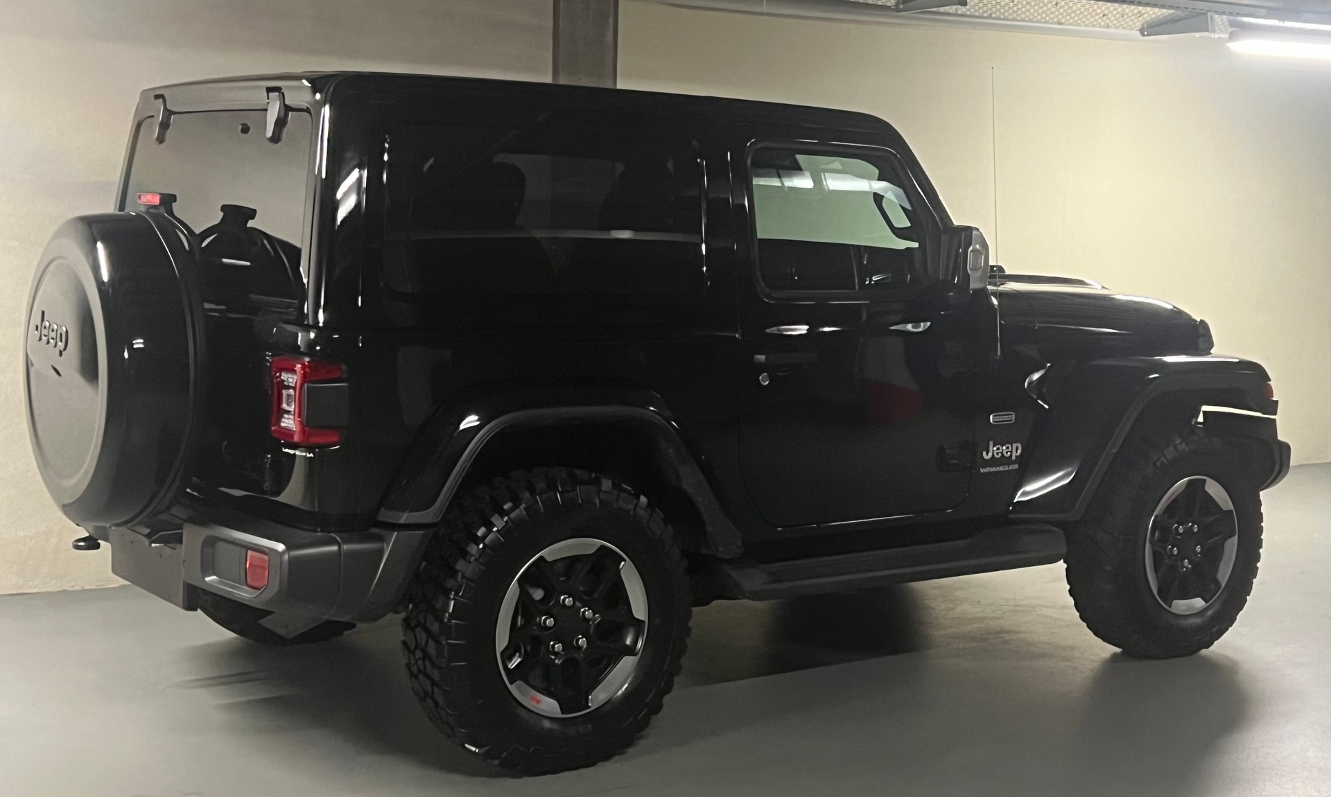 JEEP Wrangler 2.0 Overland Automatic-showroom-element-2