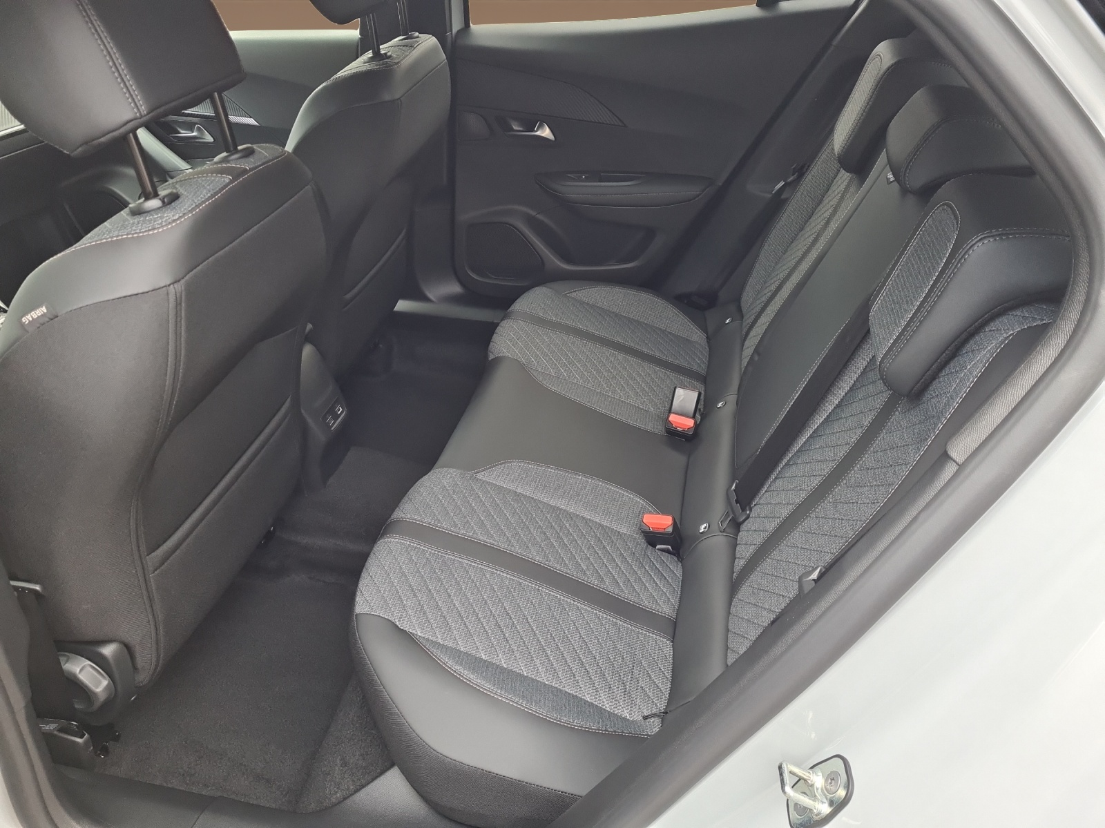 PEUGEOT 2008 1.2 145 MHEV Allure Premium-image-10
