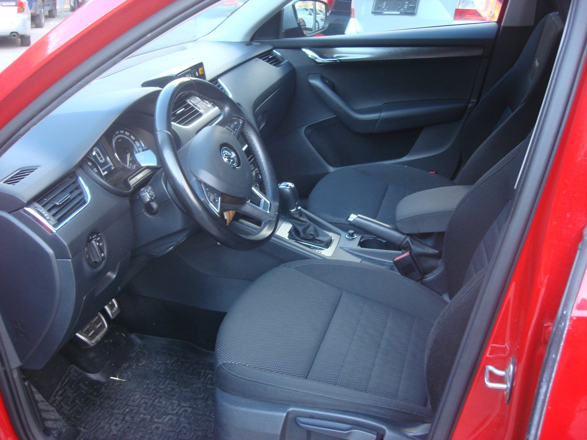 SKODA Octavia Combi 2.0 TDI Scout 4x4 DSG-image-6