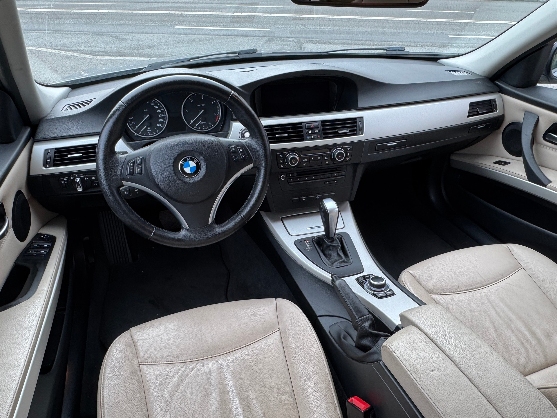BMW 320d xDrive Touring Steptronic-image-11
