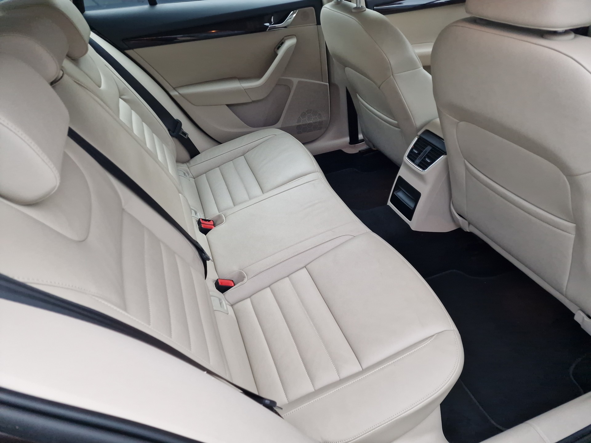 SKODA Octavia Combi 1.8 TSI Elegance 4x4 DSG-image-8