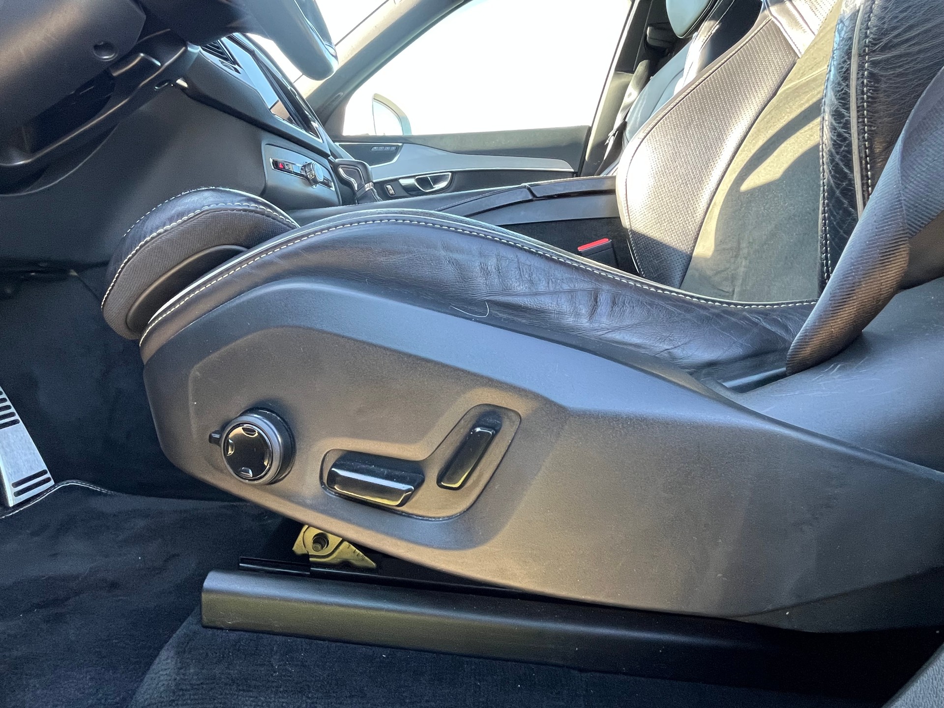 VOLVO XC90 D5 AWD R-Design Geartronic ( 5 places grand coffre avec attelage électrique)-image-16