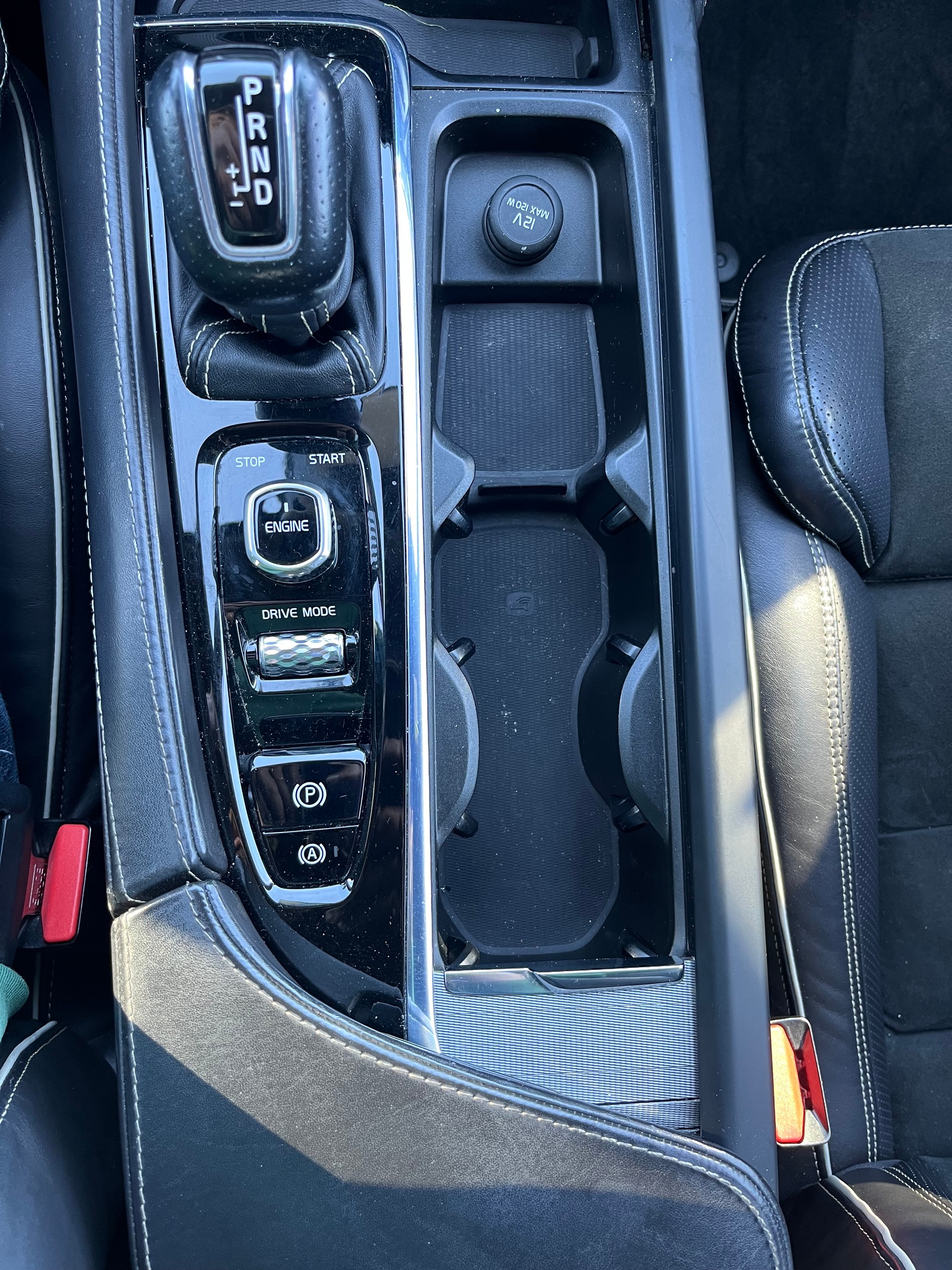 VOLVO XC90 D5 AWD R-Design Geartronic ( 5 places grand coffre avec attelage électrique)-image-26