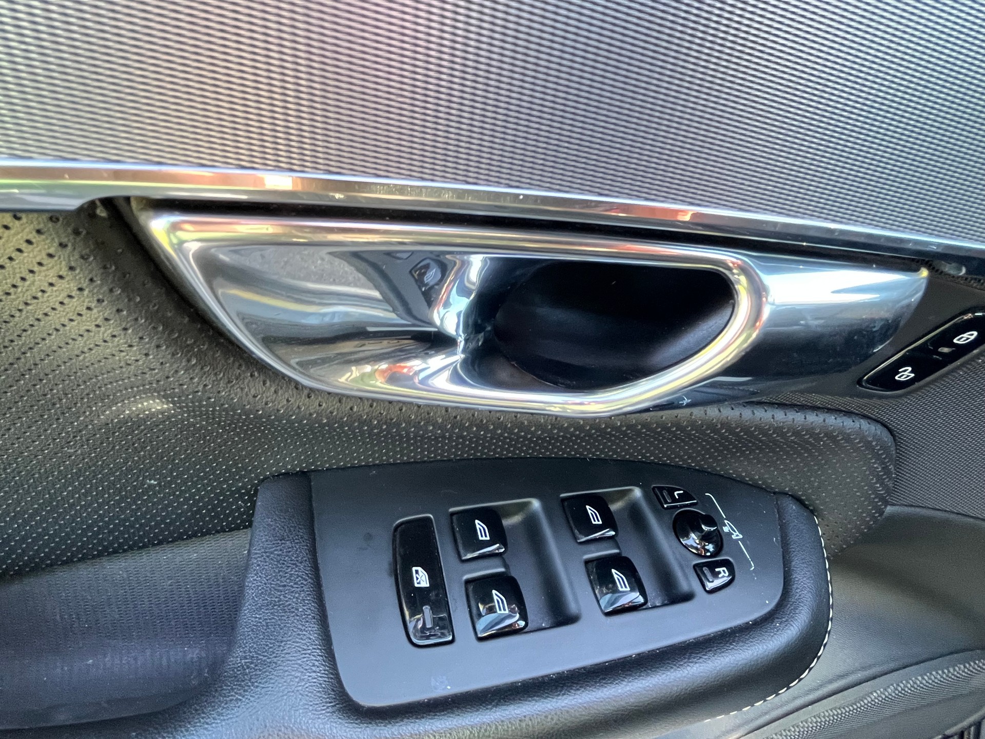VOLVO XC90 D5 AWD R-Design Geartronic ( 5 places grand coffre avec attelage électrique)-image-15