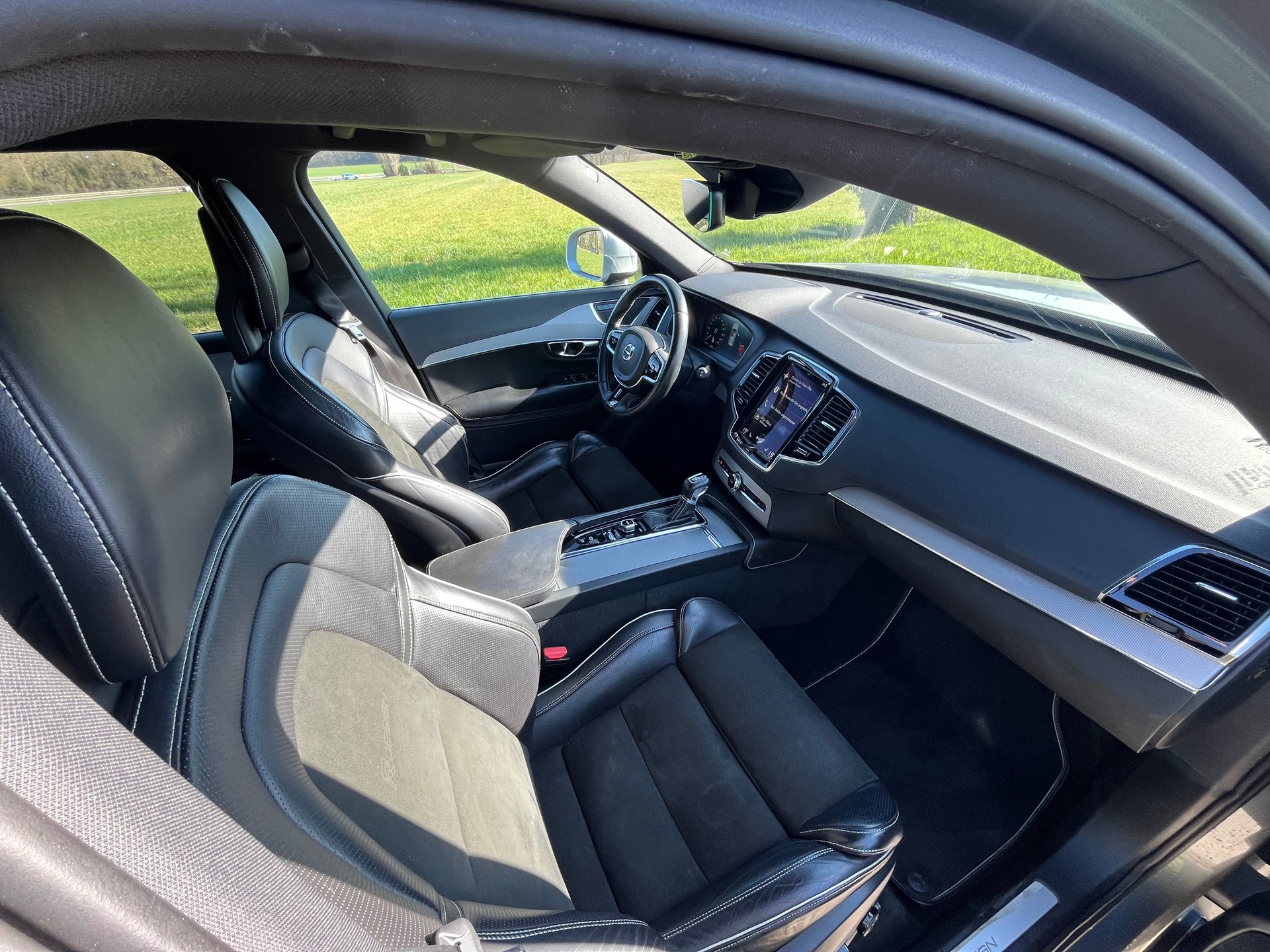 VOLVO XC90 D5 AWD R-Design Geartronic ( 5 places grand coffre avec attelage électrique)-image-17