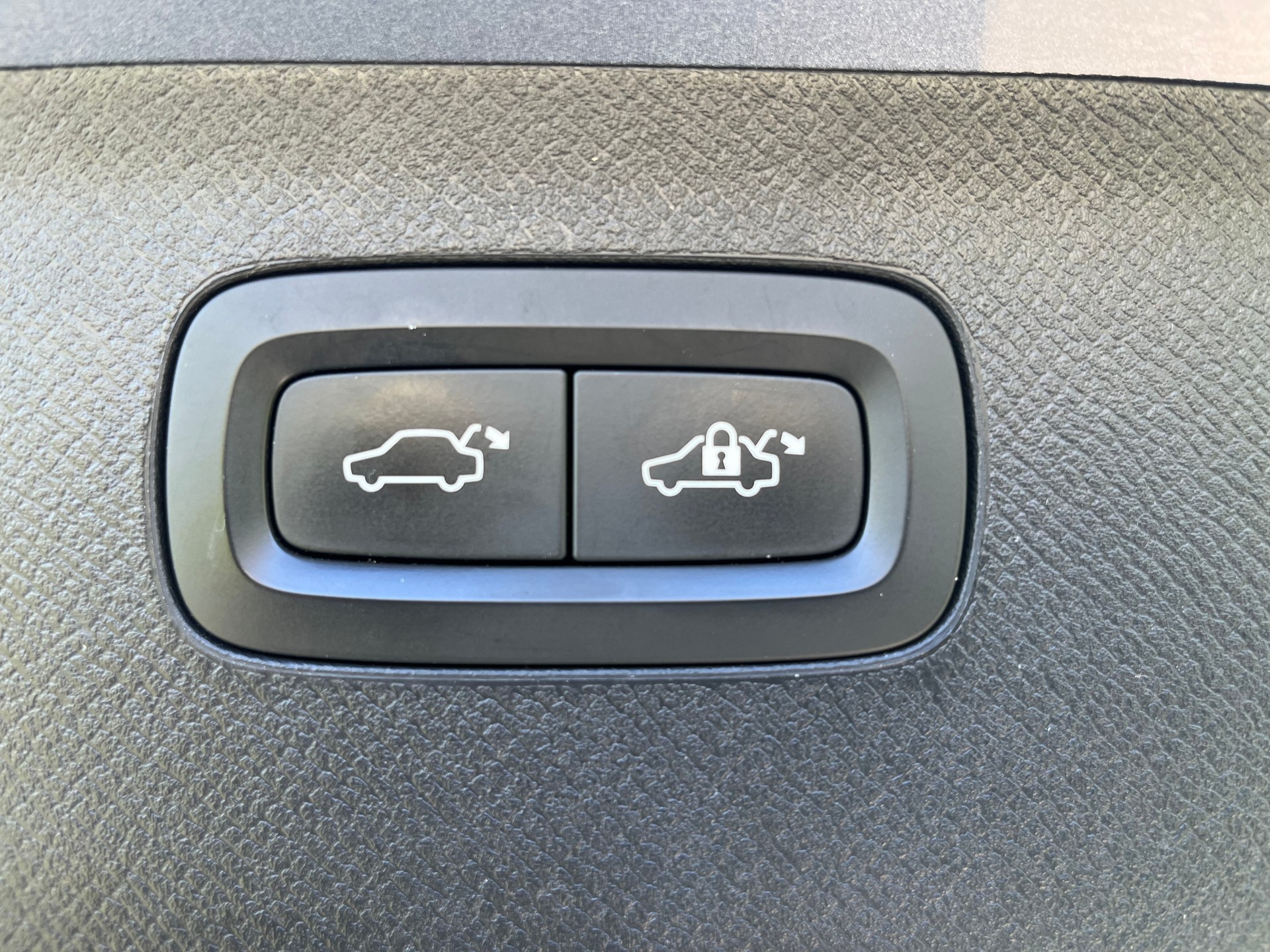 VOLVO XC90 D5 AWD R-Design Geartronic ( 5 places grand coffre avec attelage électrique)-image-20
