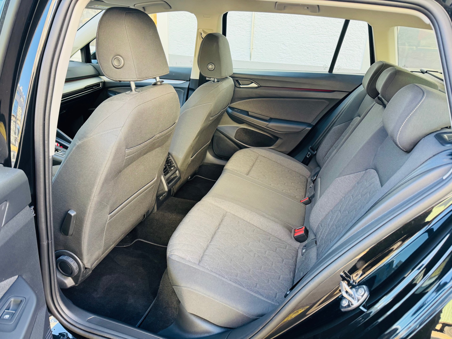 VW Golf Variant 1.5 eTSI mHEV Life-image-8