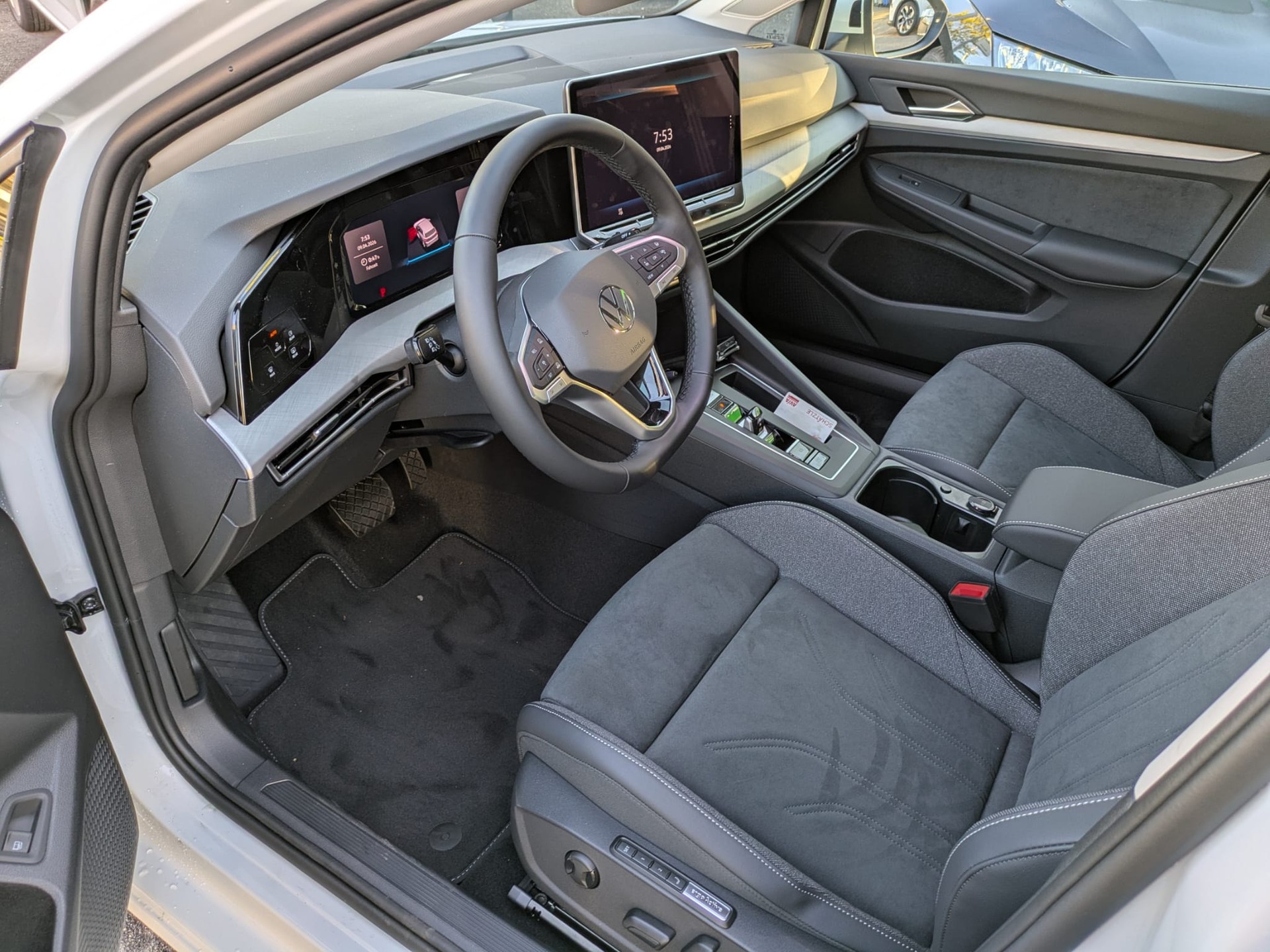 VW Golf 1.5 TSI PHEV Life-image-18