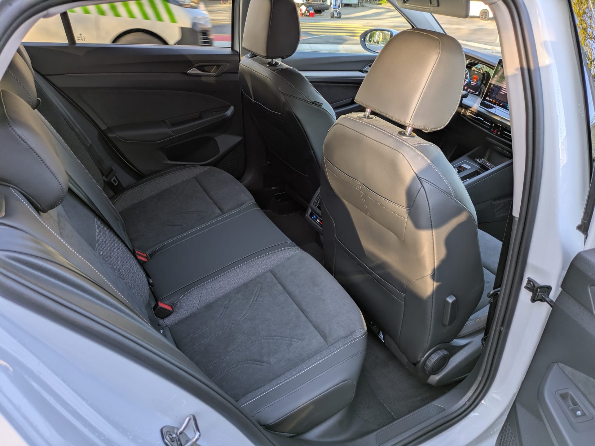 VW Golf 1.5 TSI PHEV Life-image-13