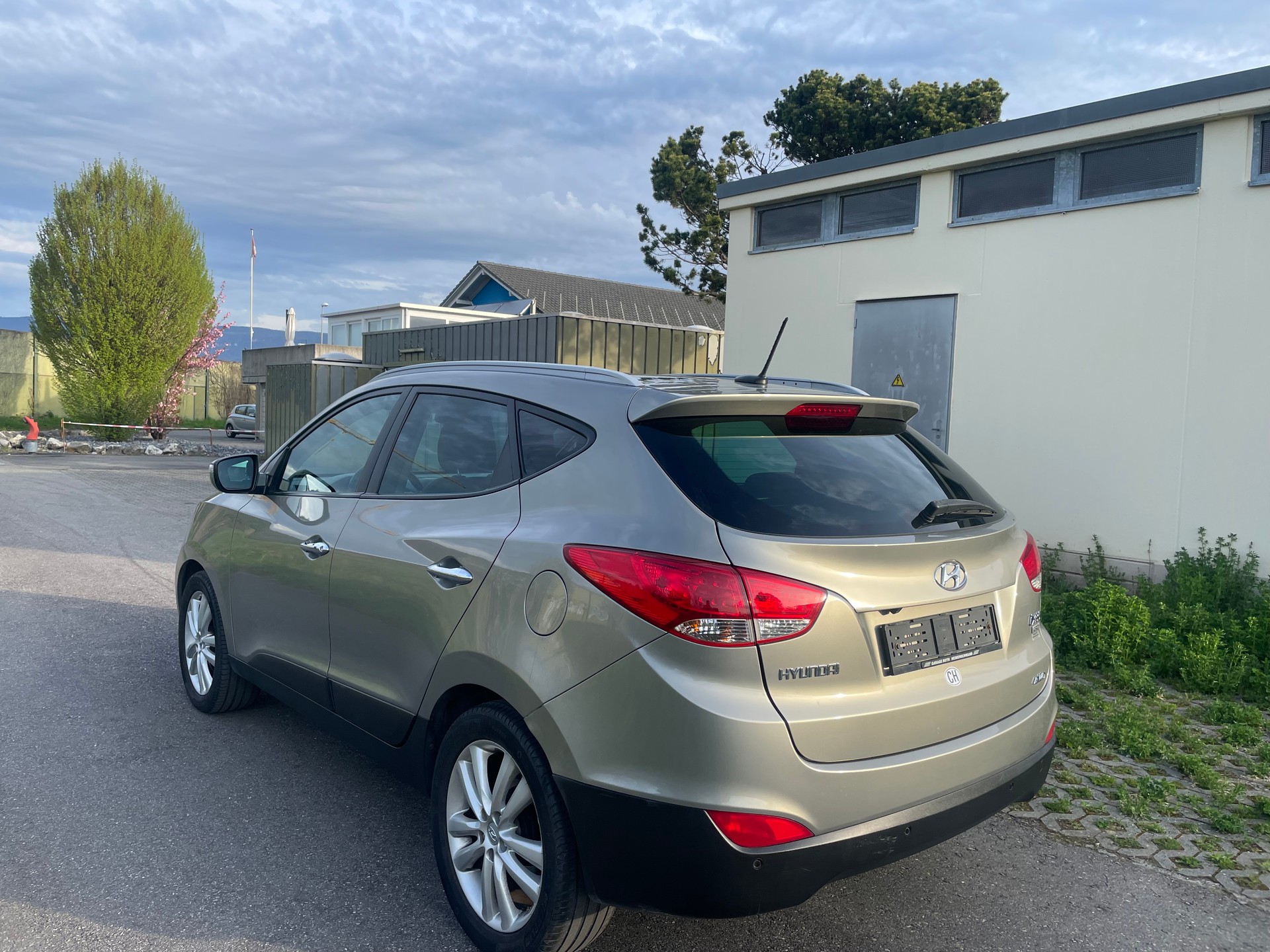 HYUNDAI iX 35 2.0 CRDi Premium 4WD Automatic-image-5