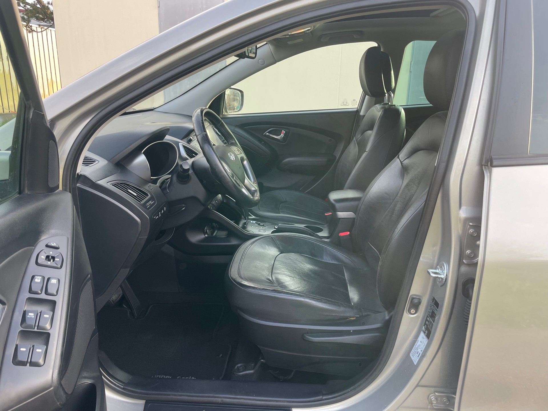 HYUNDAI iX 35 2.0 CRDi Premium 4WD Automatic-image-6