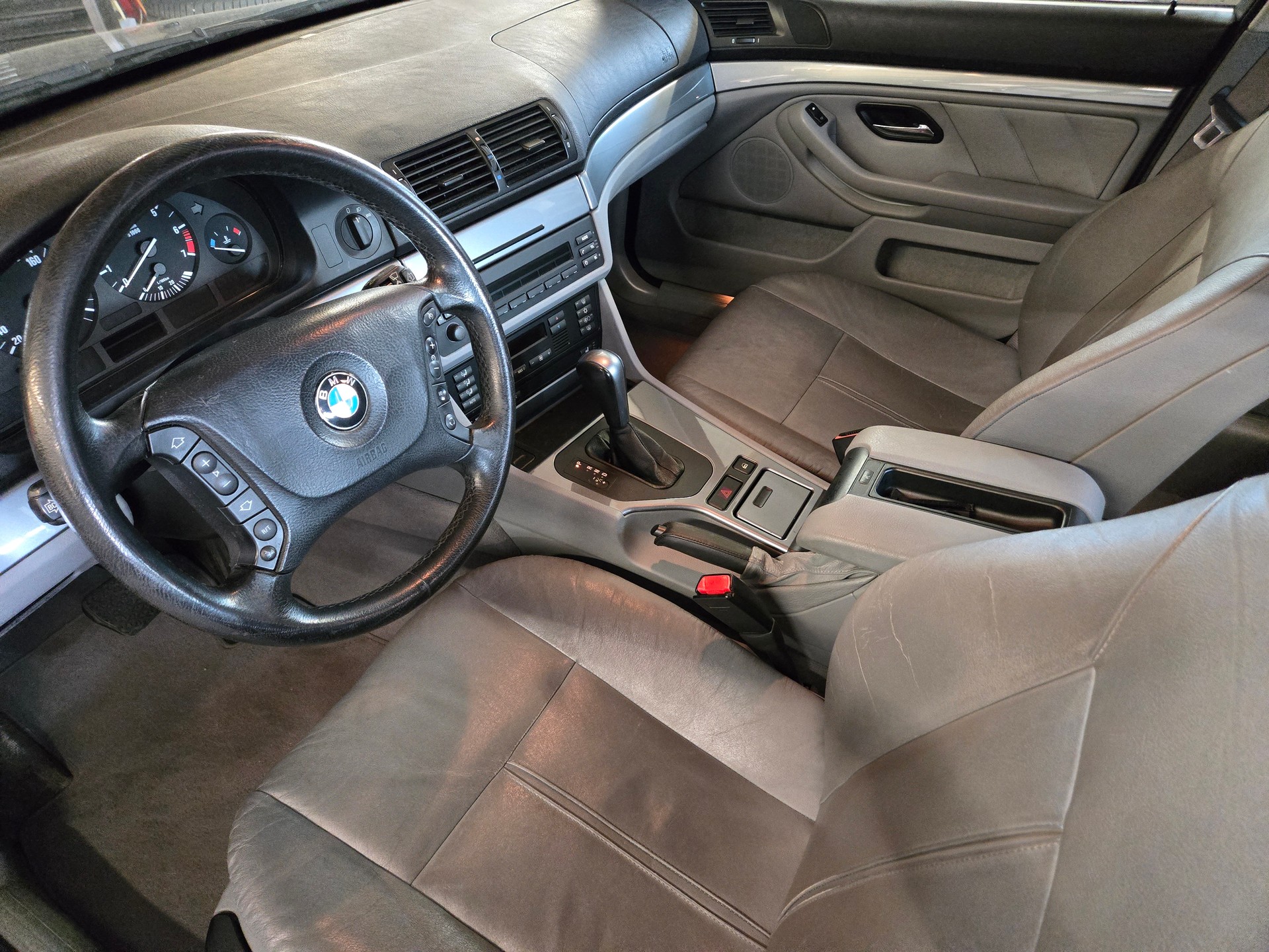 BMW 520i Touring-image-10
