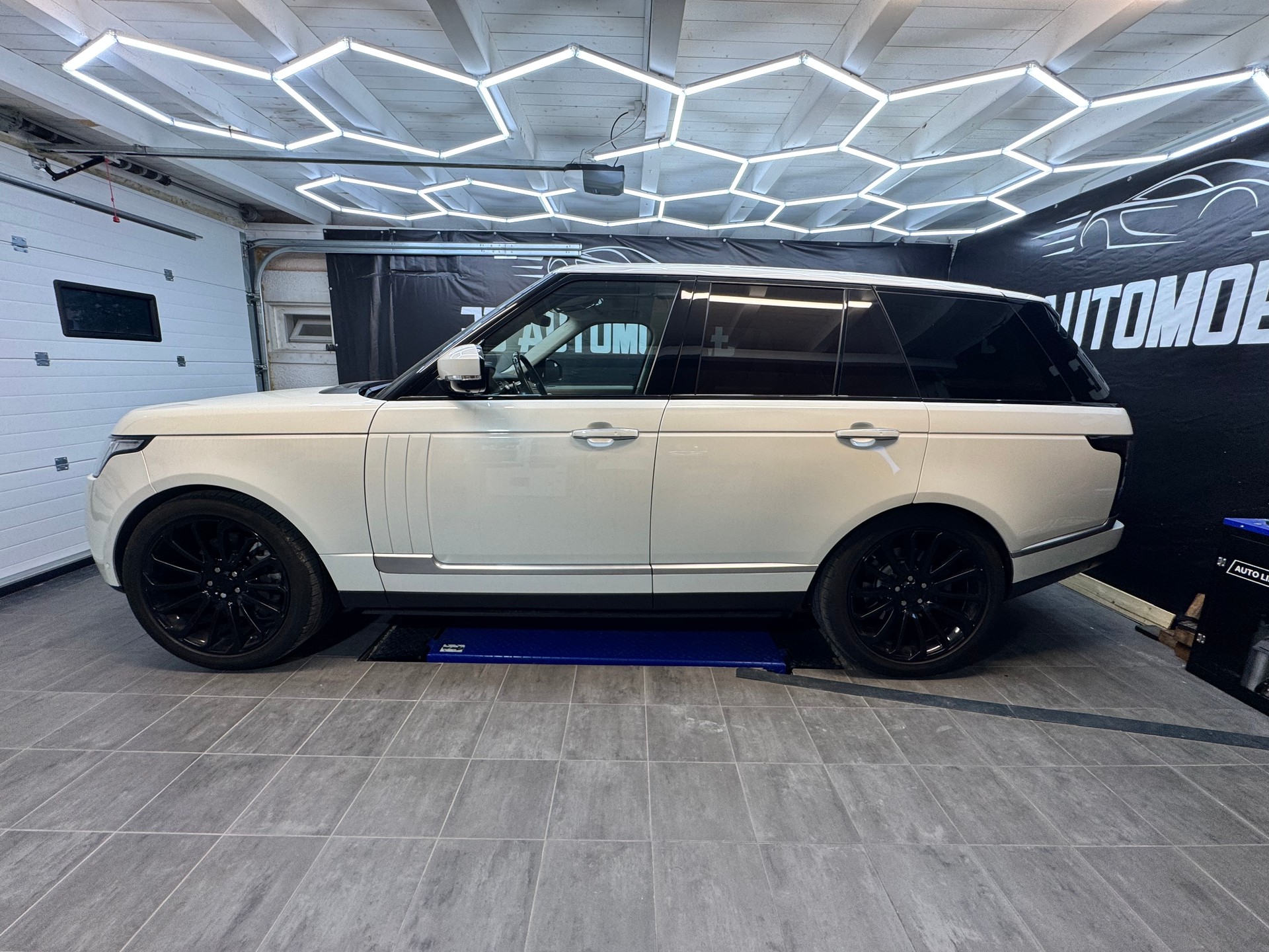 LAND ROVER Range Rover 4.4 SDV8 Autobiography Automatic-image-2