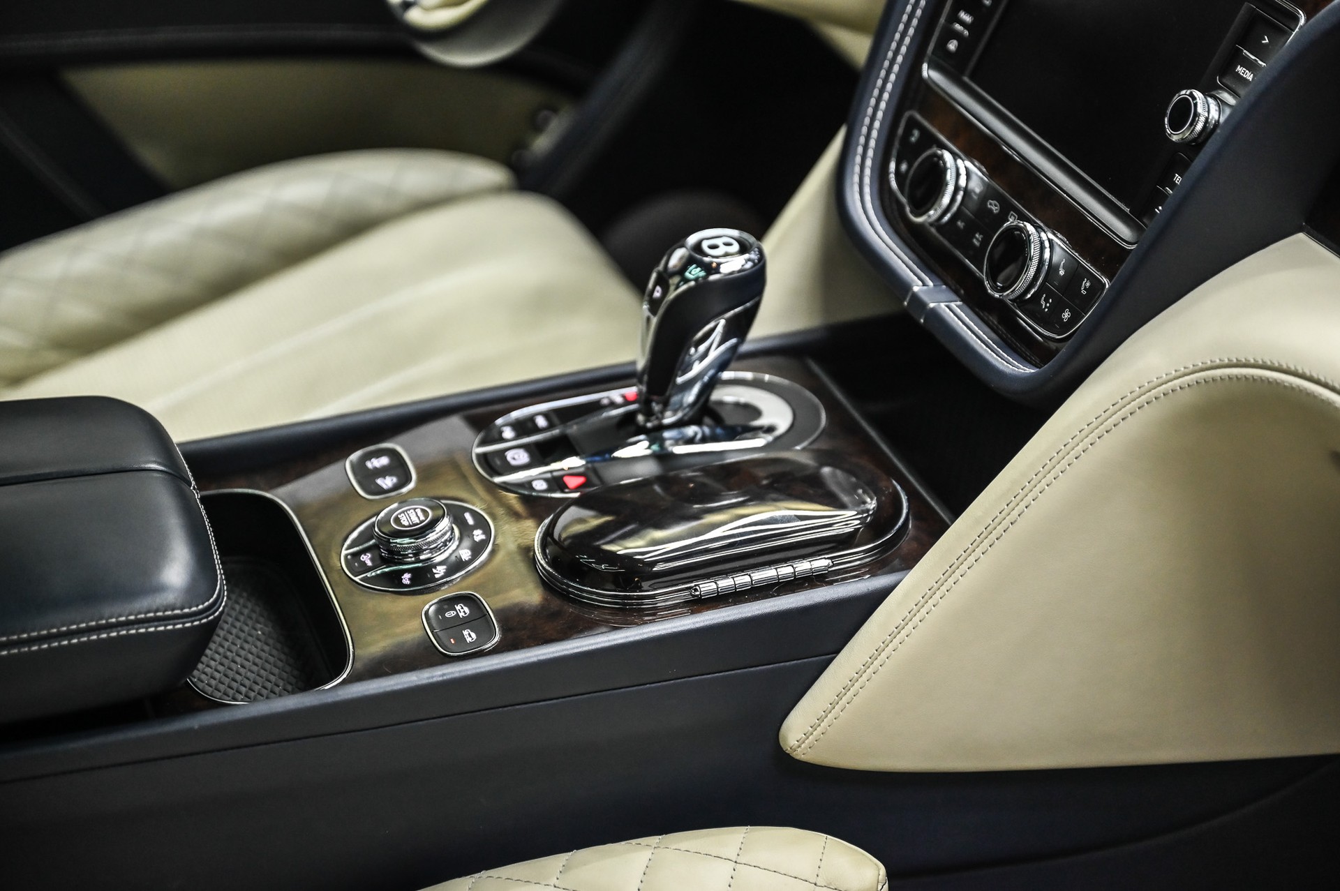 BENTLEY Bentayga 6.0 W12-image-28