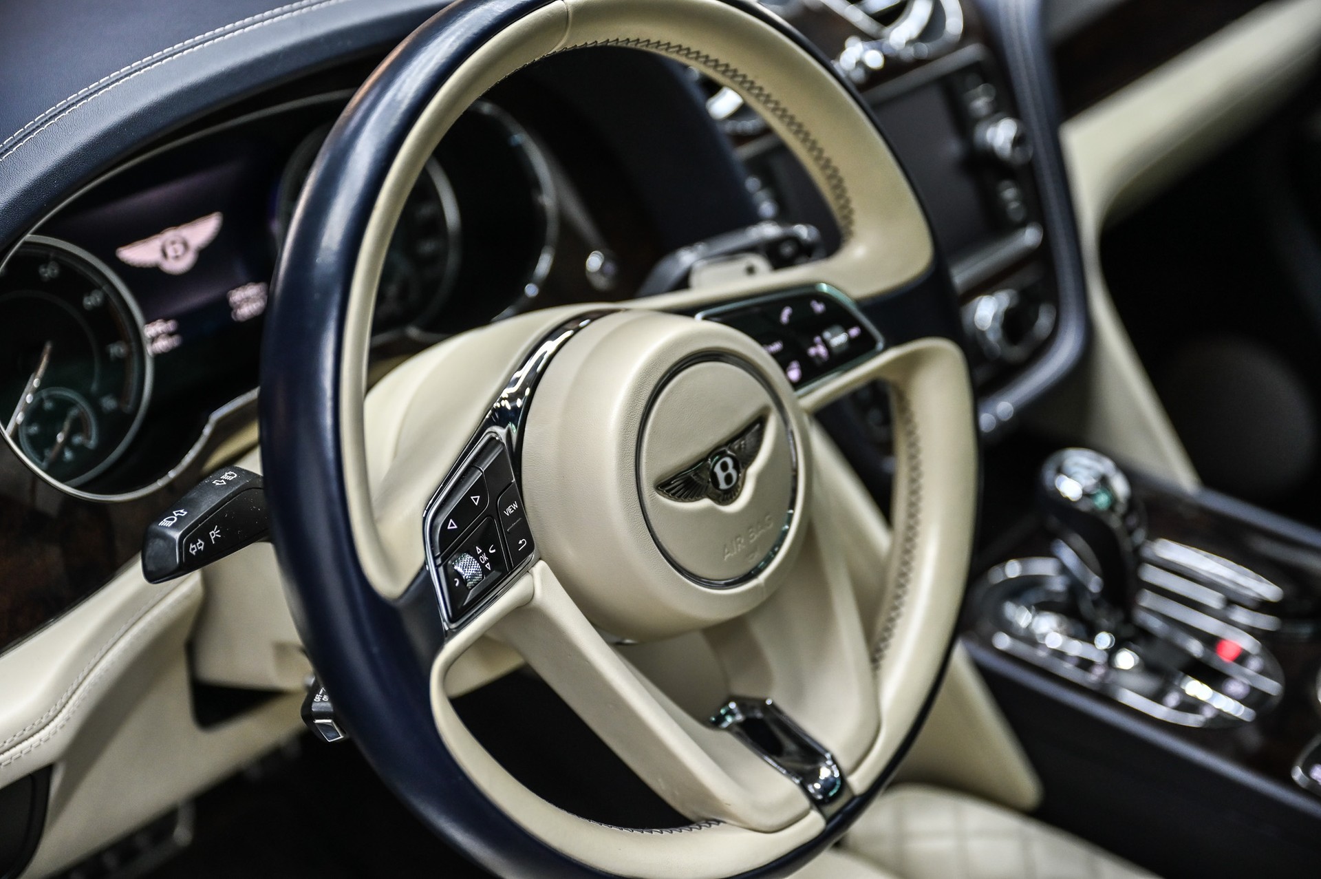 BENTLEY Bentayga 6.0 W12-image-22