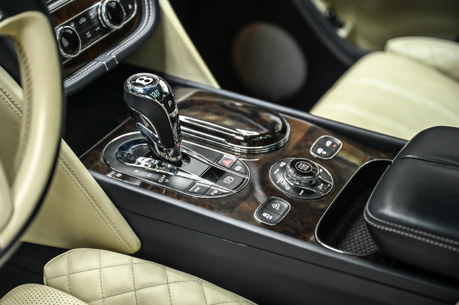 BENTLEY Bentayga 6.0 W12-image-24