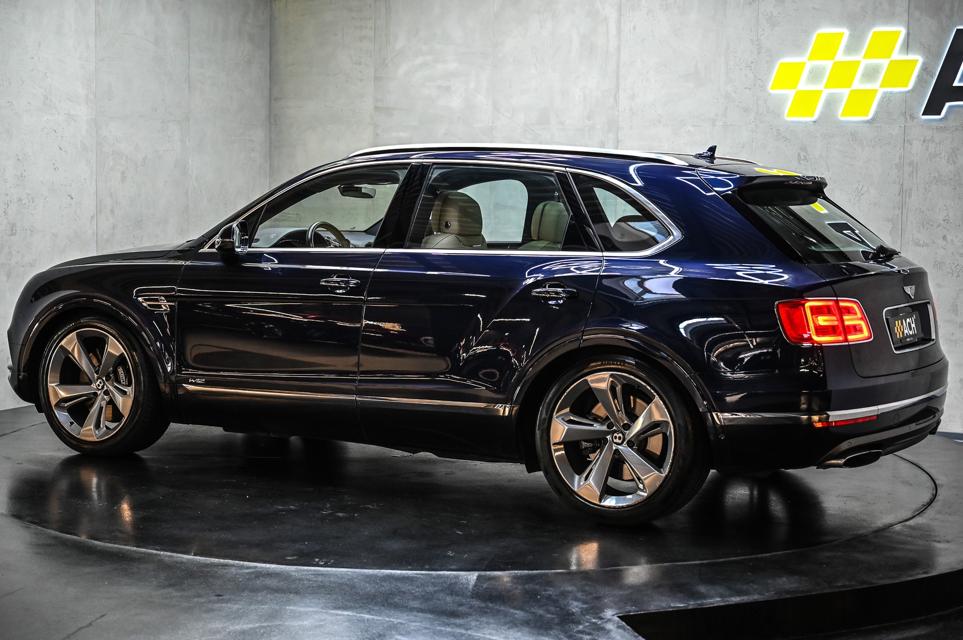 BENTLEY Bentayga 6.0 W12-image-4