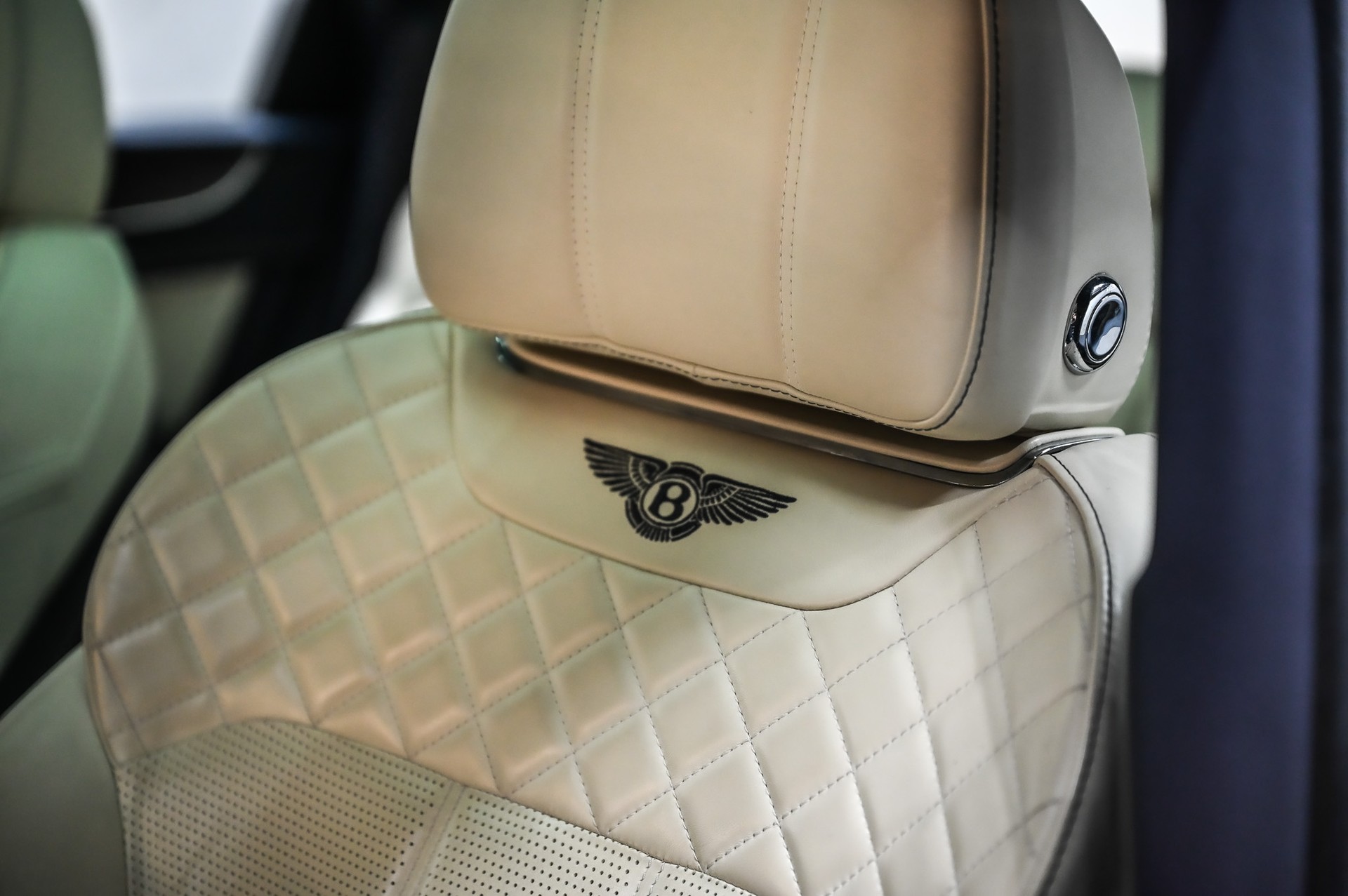 BENTLEY Bentayga 6.0 W12-image-16
