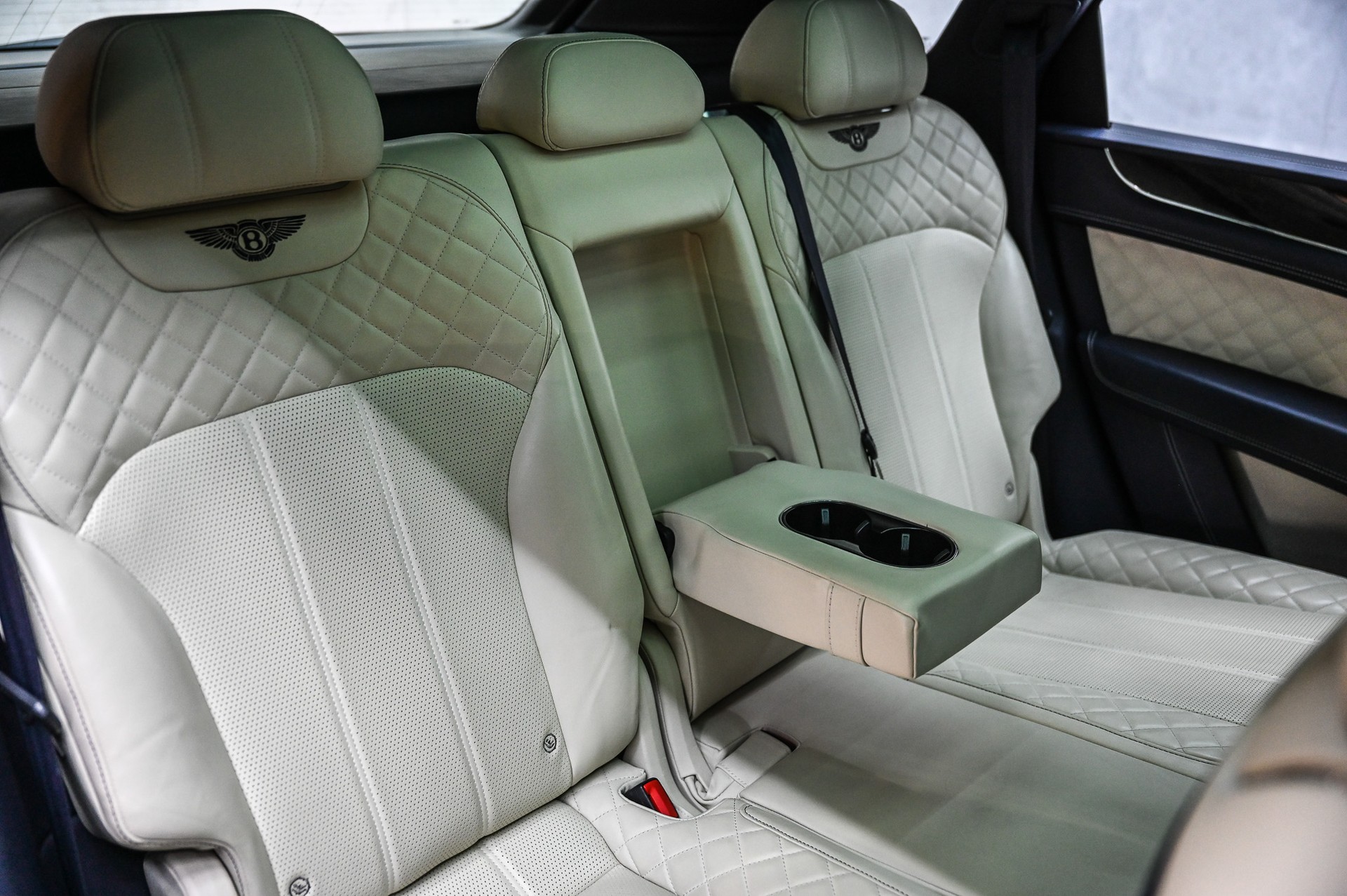BENTLEY Bentayga 6.0 W12-image-19