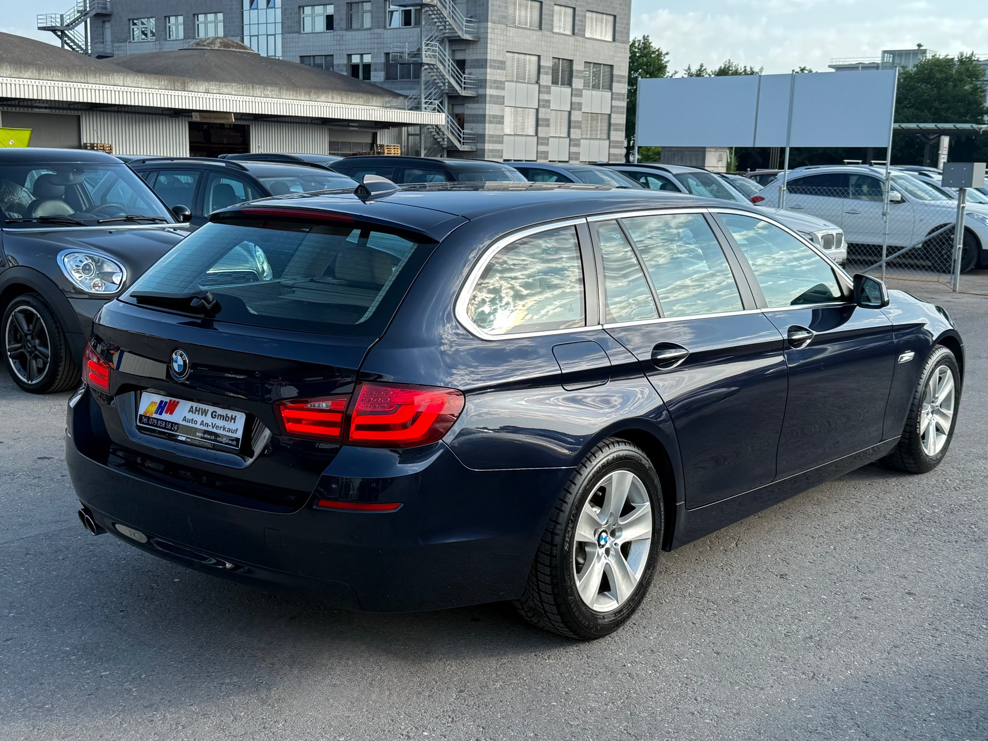 BMW 523i Touring Schaltgetriebe / Frisch ab MFK / 1.Hand / Servicegepflegt bei BMW / Rückfahrkamera / Keyless Go / Navi-image-3
