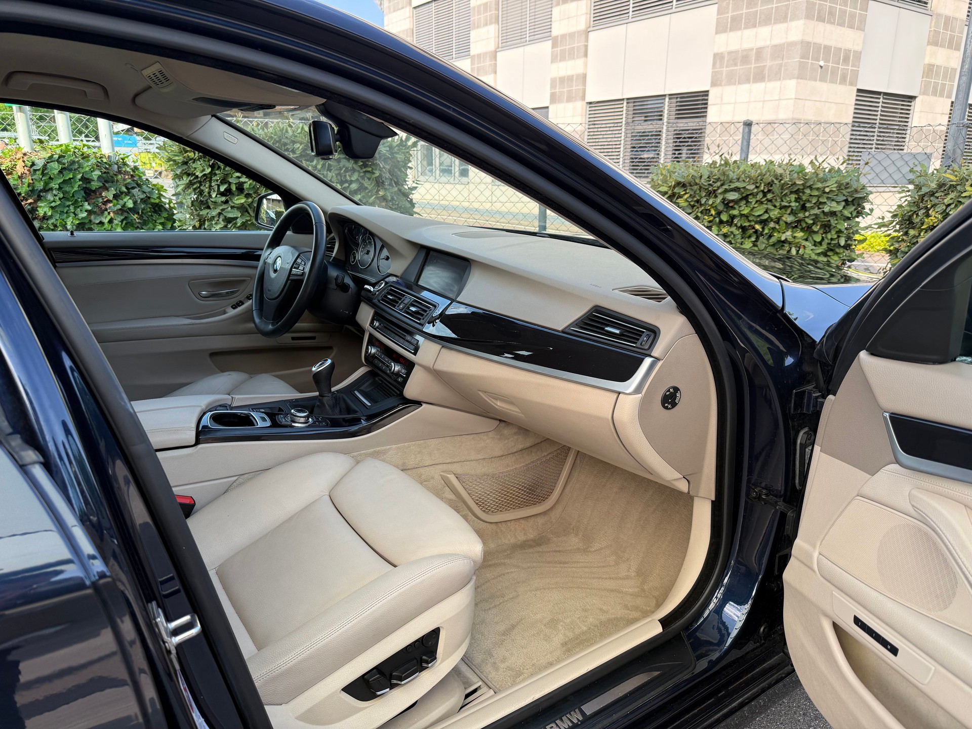 BMW 523i Touring Schaltgetriebe / Frisch ab MFK / 1.Hand / Servicegepflegt bei BMW / Rückfahrkamera / Keyless Go / Navi-image-6