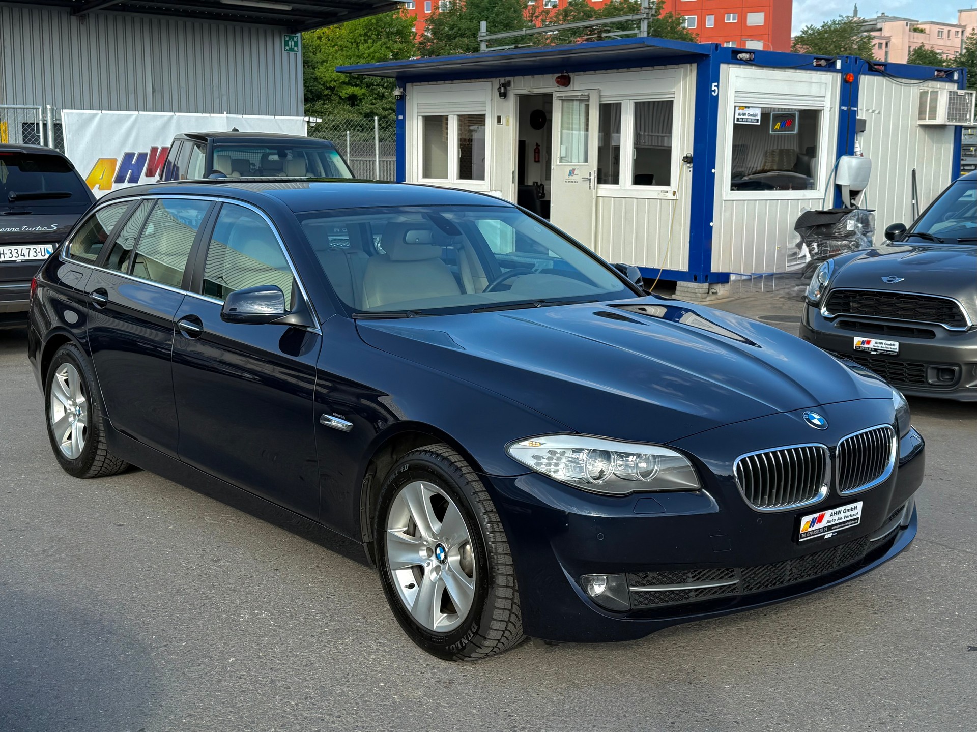 BMW 523i Touring Schaltgetriebe / Frisch ab MFK / 1.Hand / Servicegepflegt bei BMW / Rückfahrkamera / Keyless Go / Navi-image-2