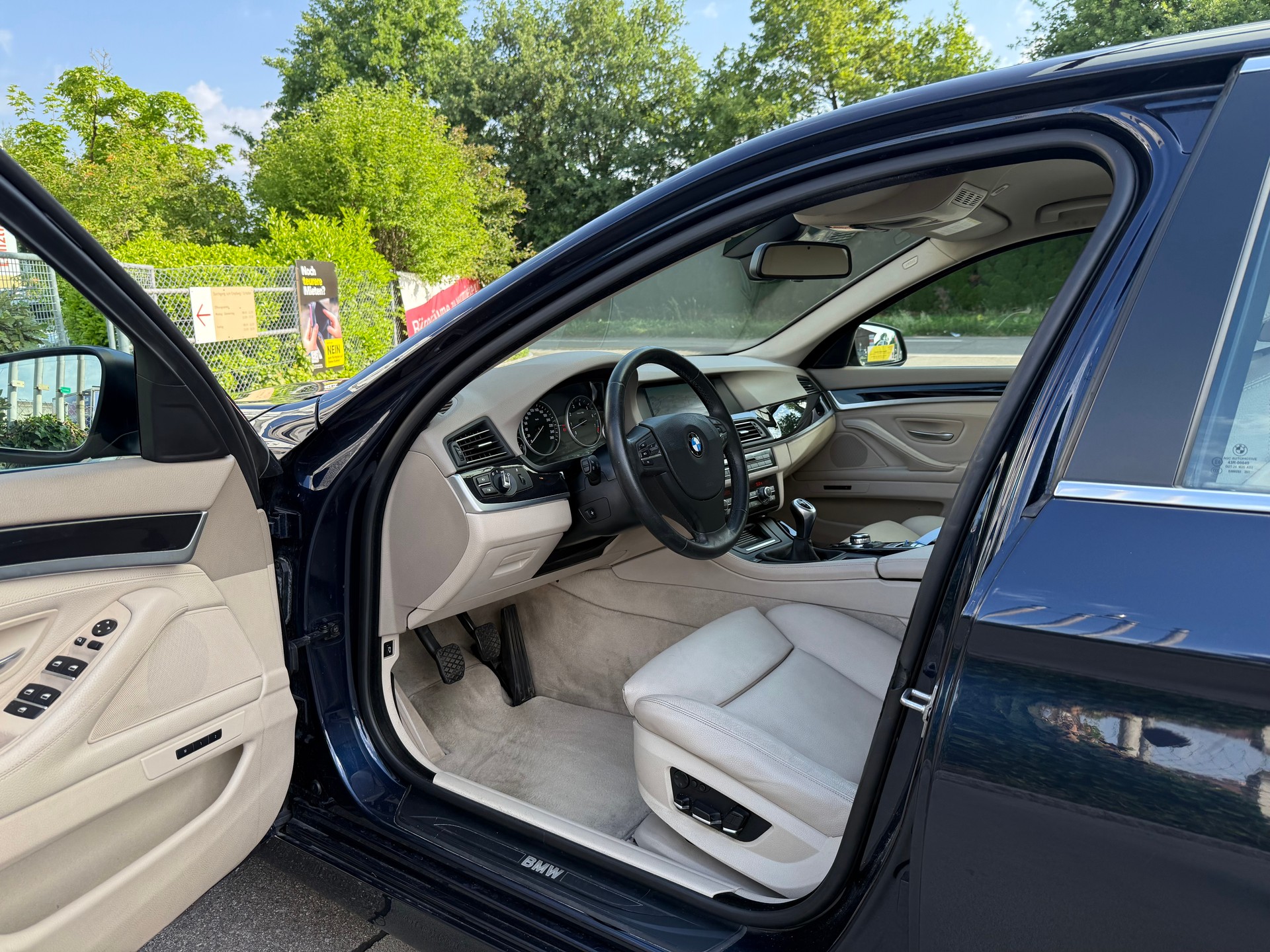BMW 523i Touring Schaltgetriebe / Frisch ab MFK / 1.Hand / Servicegepflegt bei BMW / Rückfahrkamera / Keyless Go / Navi-image-9