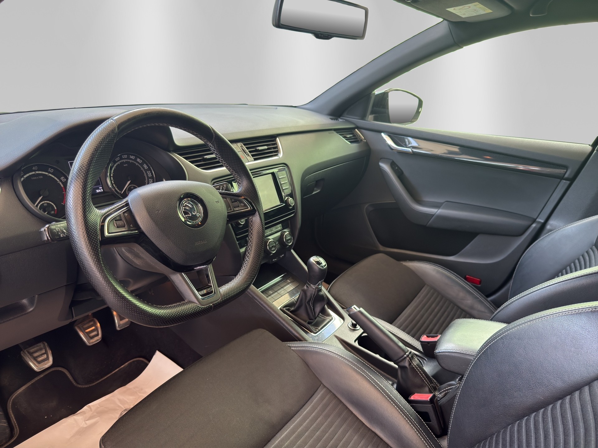 SKODA Octavia Combi 2.0 TSI RS-image-7