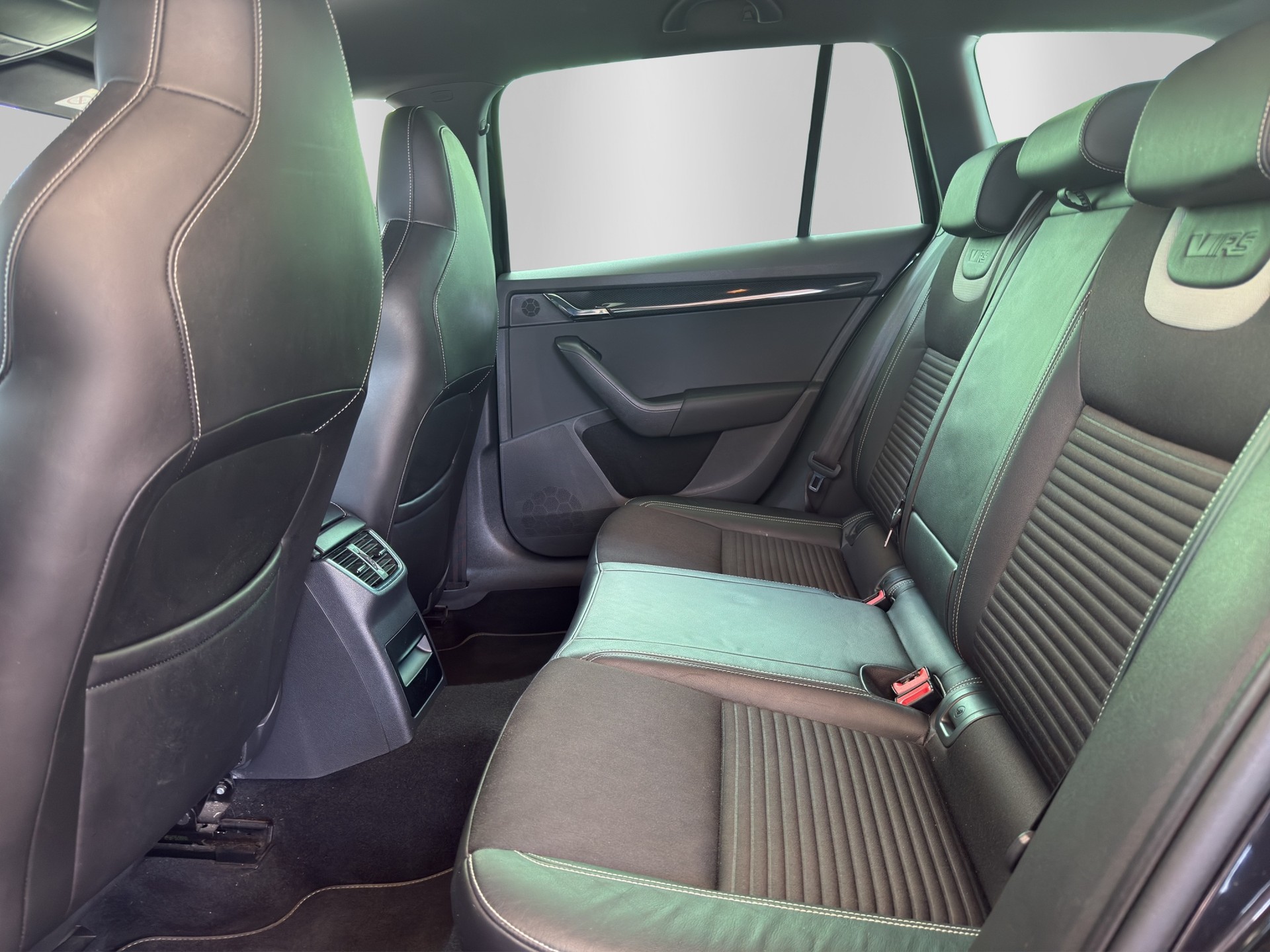 SKODA Octavia Combi 2.0 TSI RS-image-13