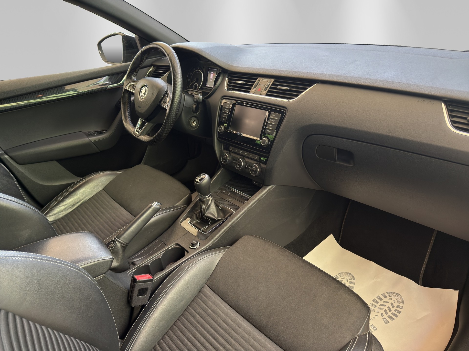 SKODA Octavia Combi 2.0 TSI RS-image-12