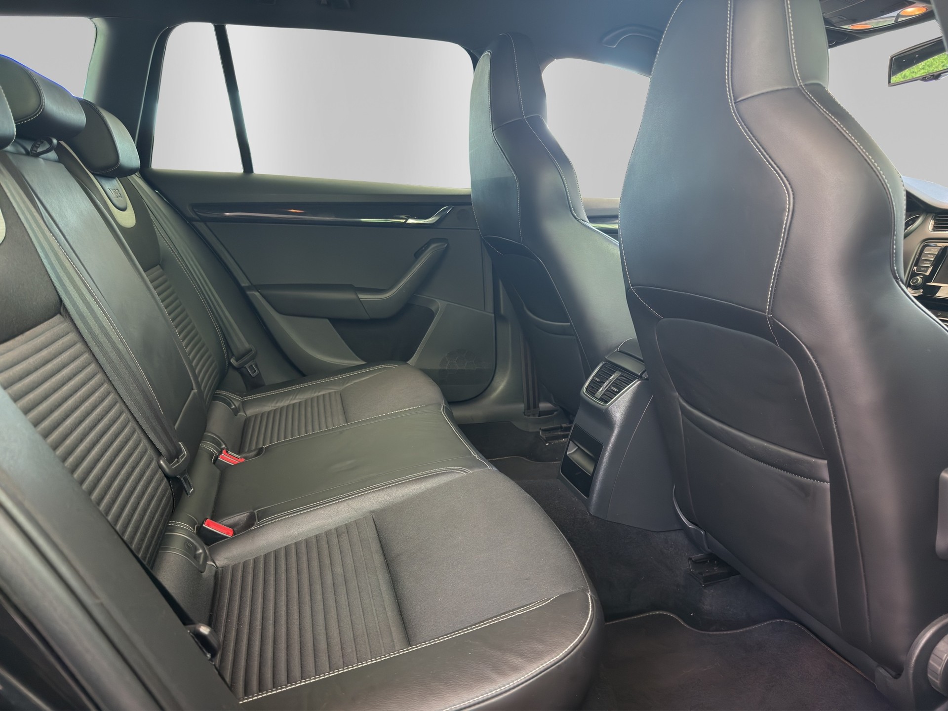 SKODA Octavia Combi 2.0 TSI RS-image-14