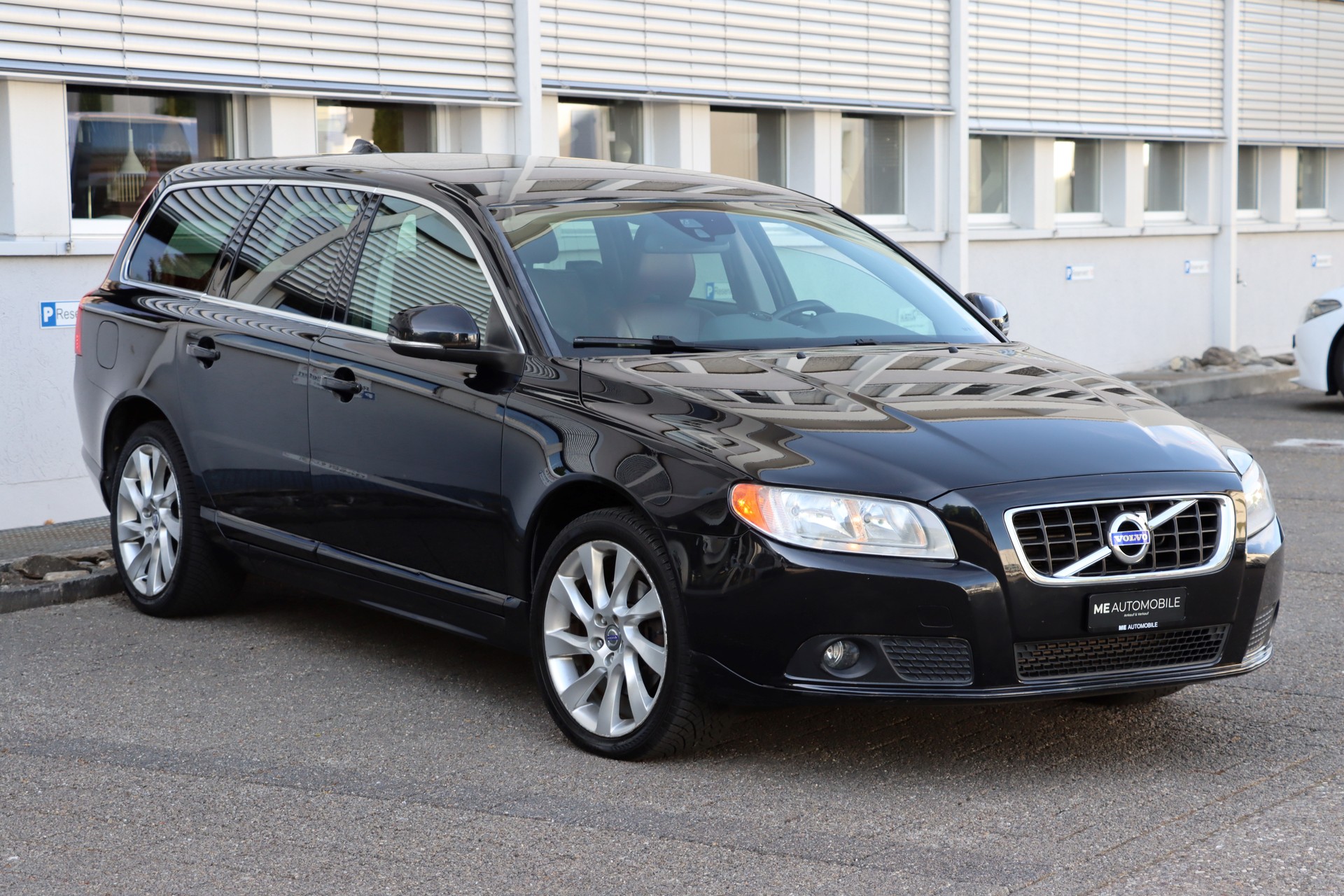VOLVO V70 T5 Momentum Powershift-image-1