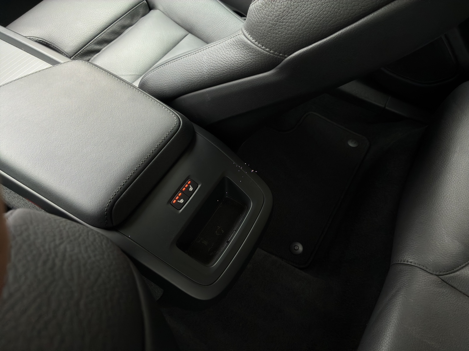 VOLVO XC60 2.0 B5 MH Plus Dark AWD-image-17