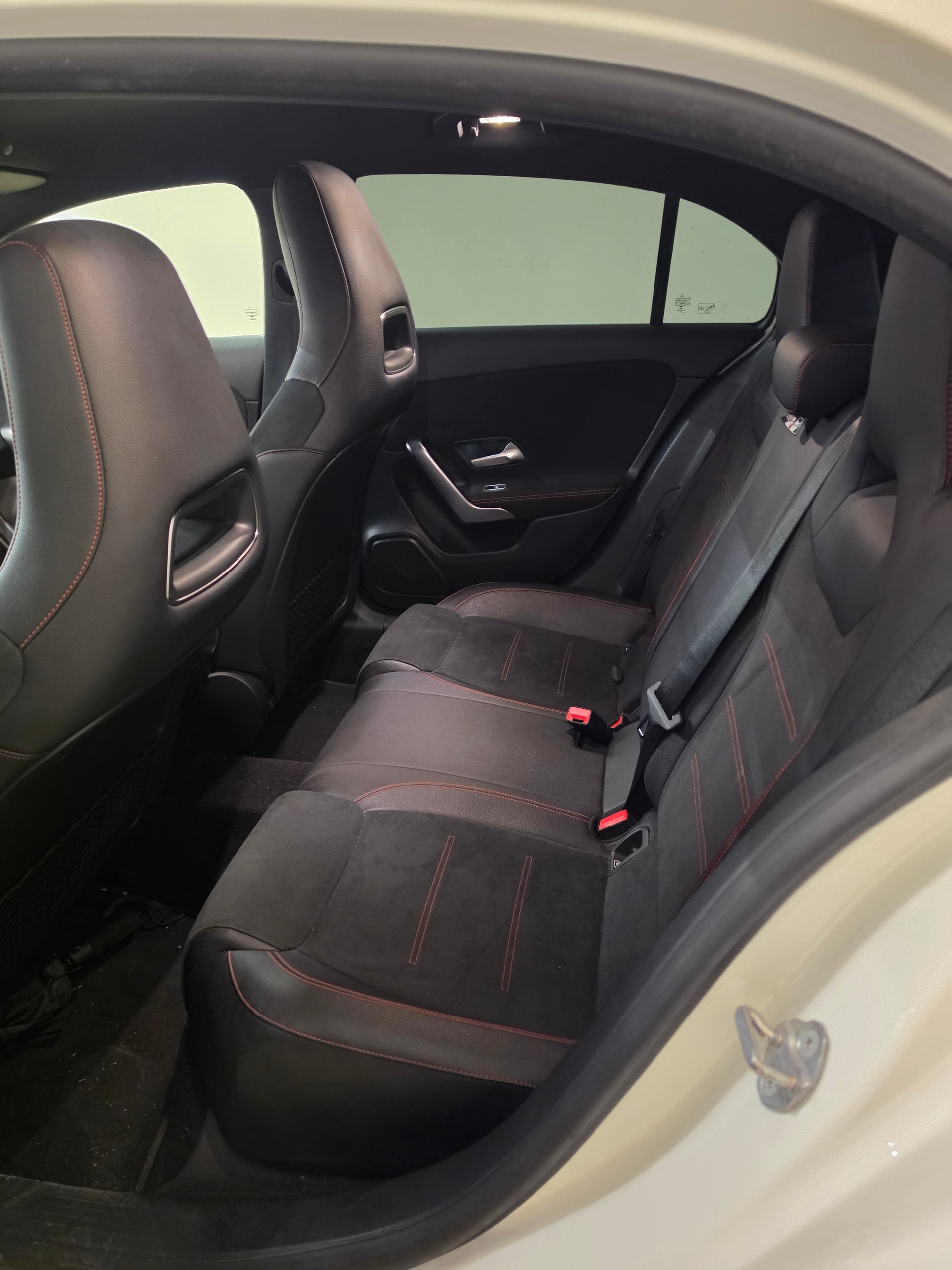 MERCEDES-BENZ A 250 AMG Line-image-5