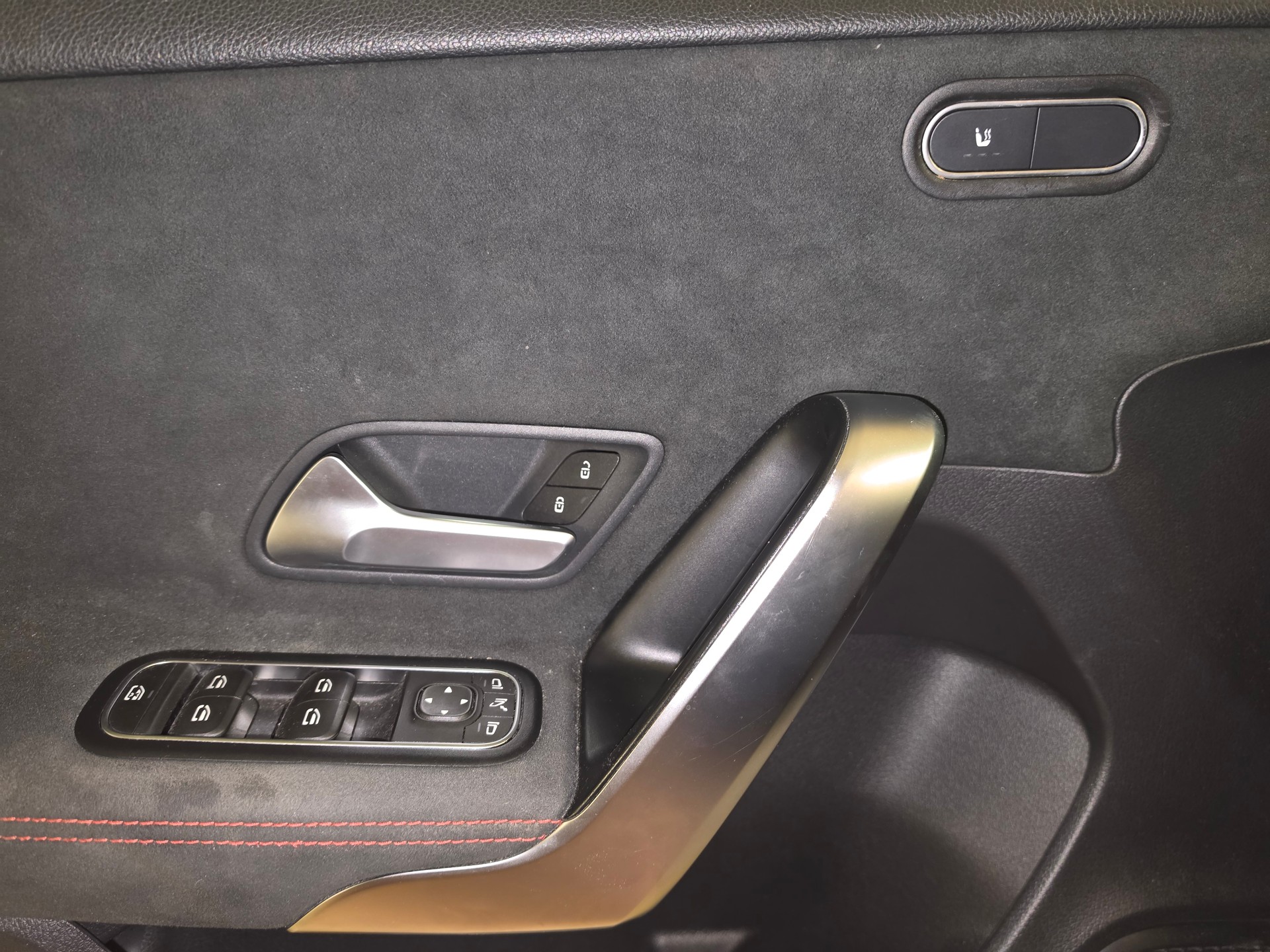 MERCEDES-BENZ A 250 AMG Line-image-13