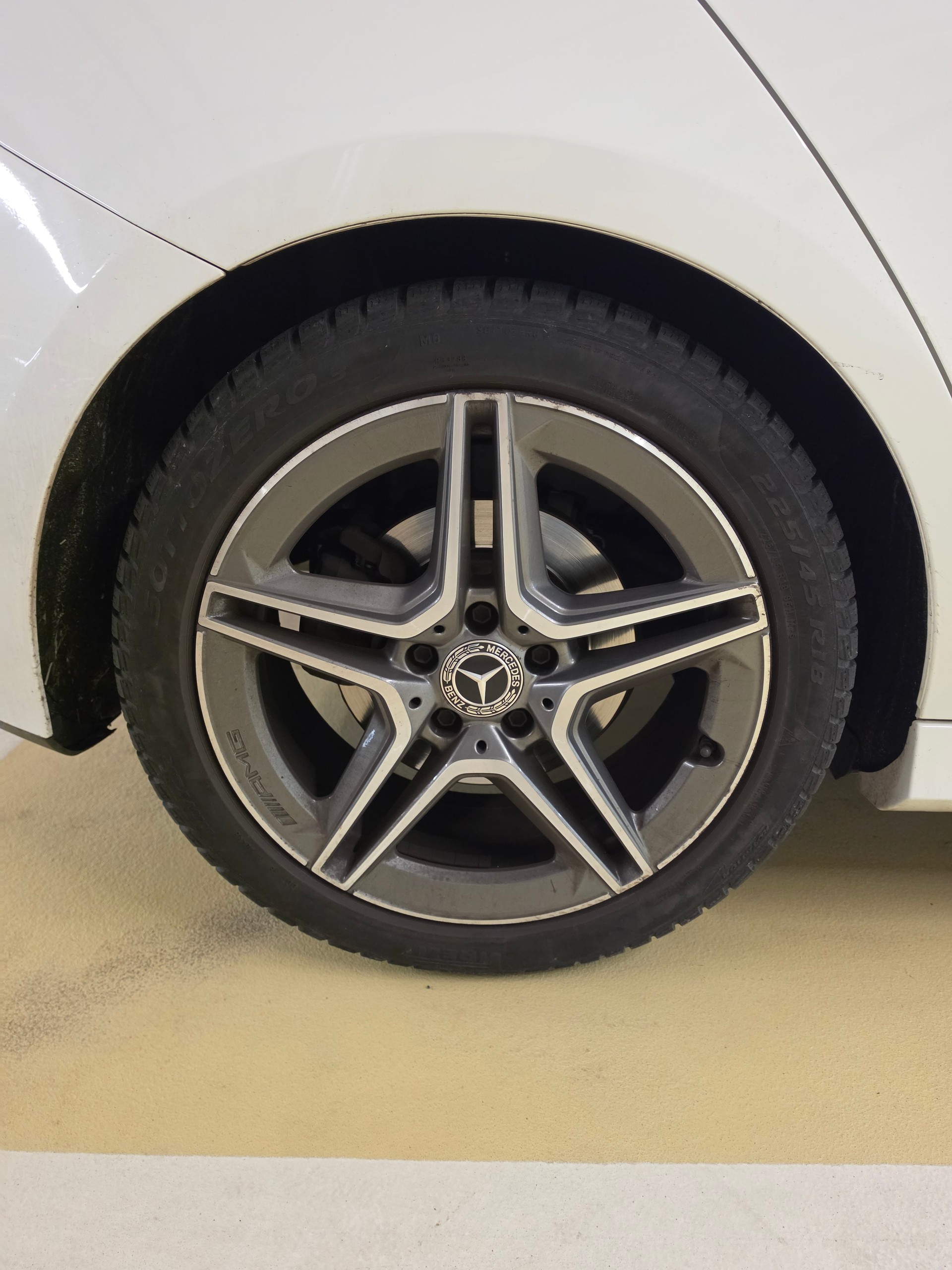 MERCEDES-BENZ A 250 AMG Line-image-9