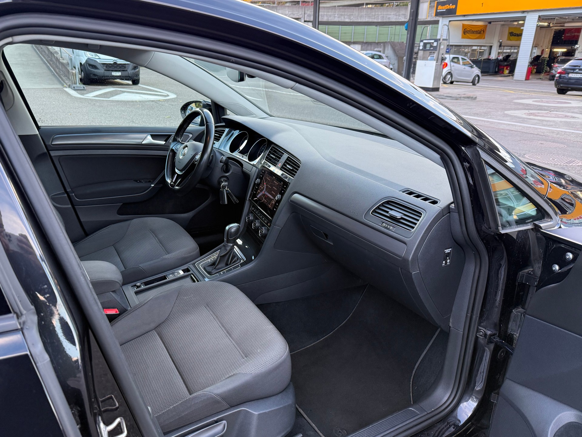 VW Golf Variant 1.4 TSI Comfortline DSG / Ab MFK / Servicegepflegt bei VW / 8-fach bereift / Navi / Sitzheizung / Facelift-image-6
