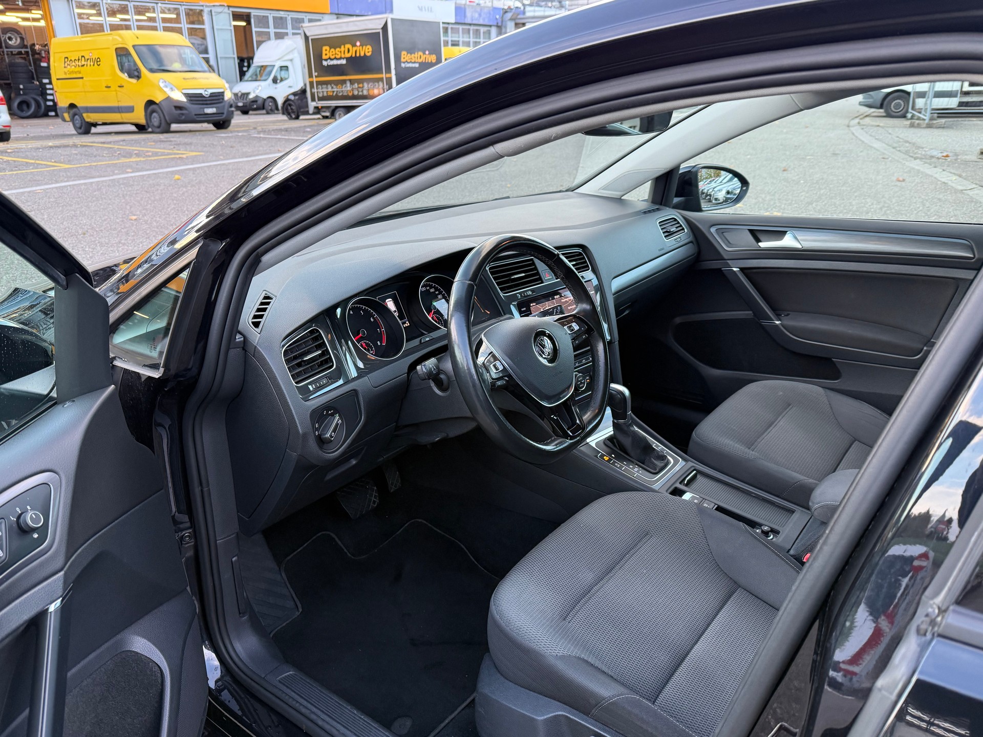 VW Golf Variant 1.4 TSI Comfortline DSG / Ab MFK / Servicegepflegt bei VW / 8-fach bereift / Navi / Sitzheizung / Facelift-image-9