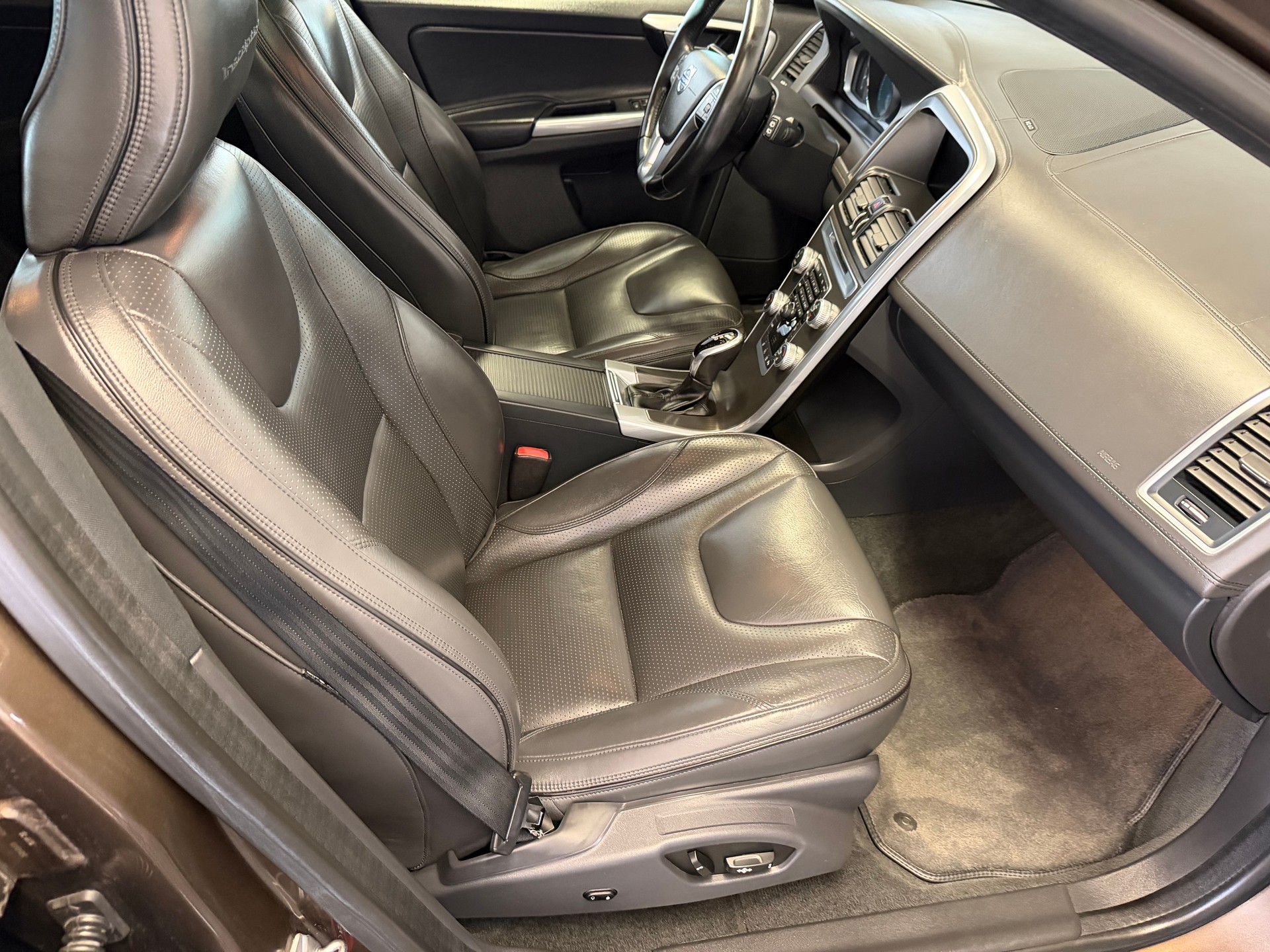 VOLVO XC60 D5 AWD Summum Geartronic-image-11