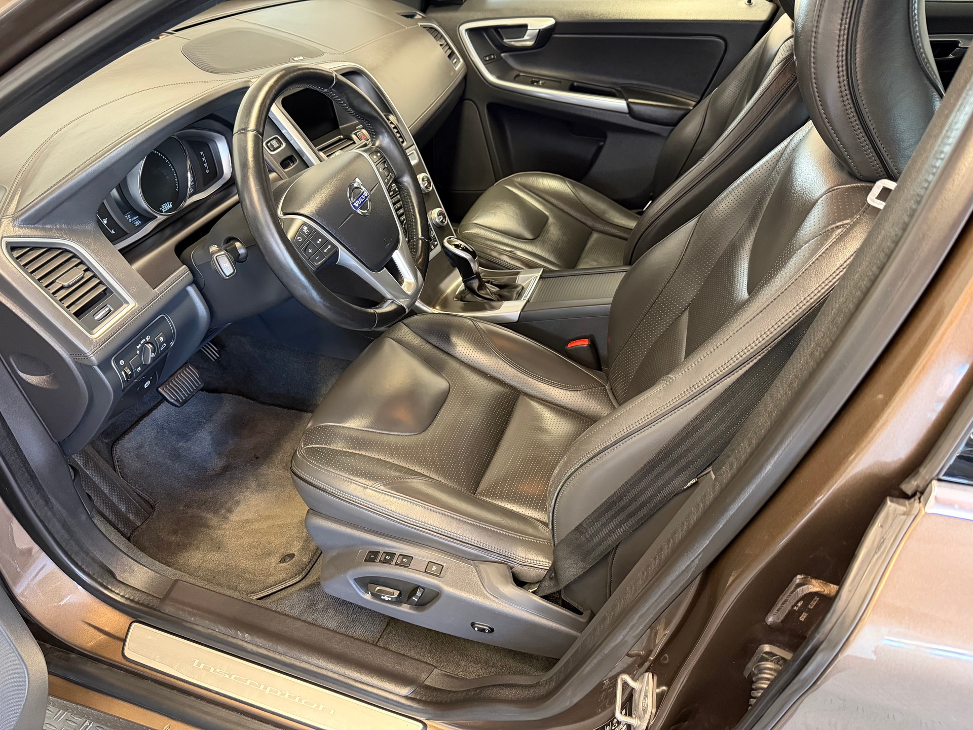 VOLVO XC60 D5 AWD Summum Geartronic-image-9