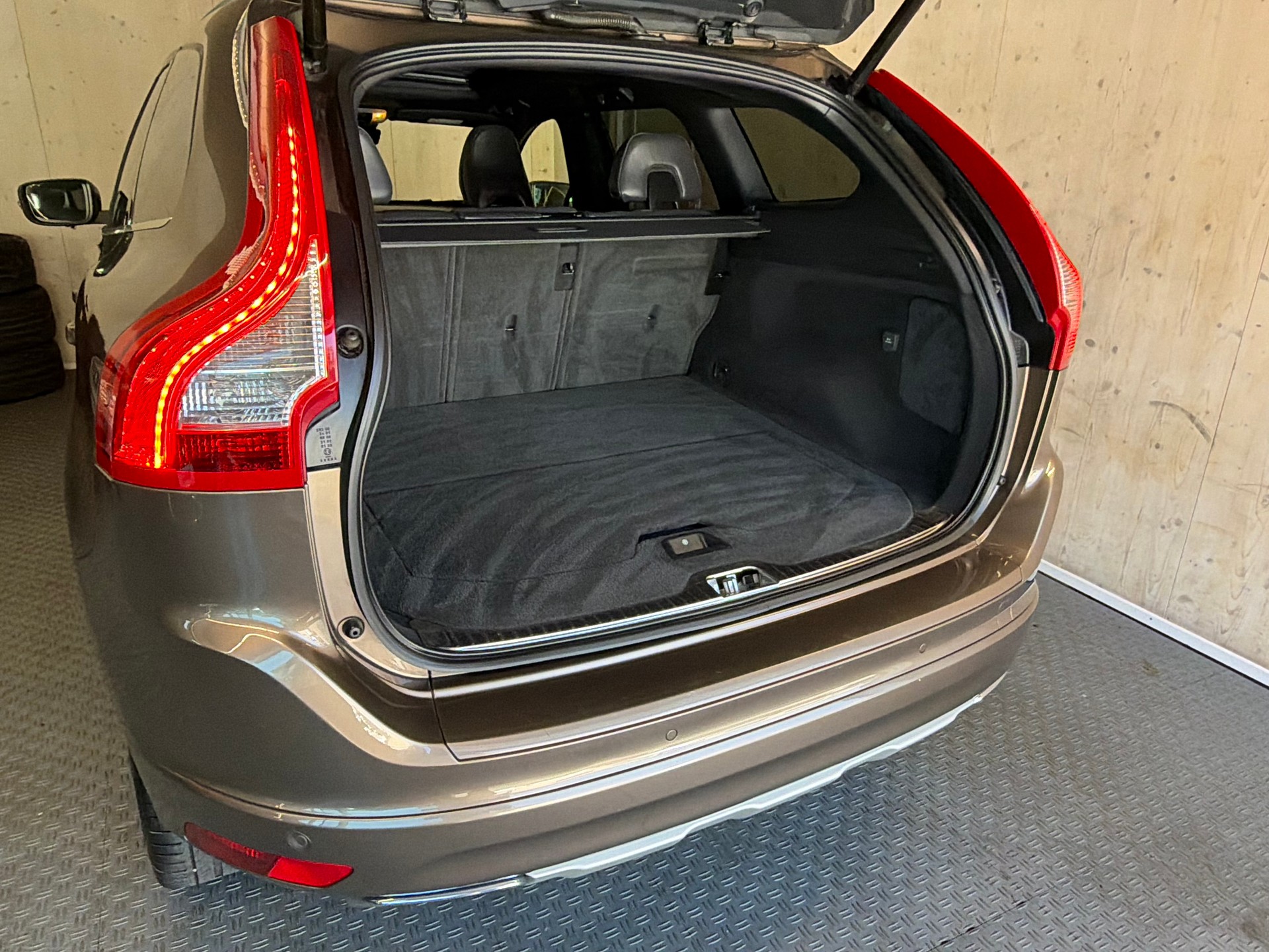 VOLVO XC60 D5 AWD Summum Geartronic-image-14