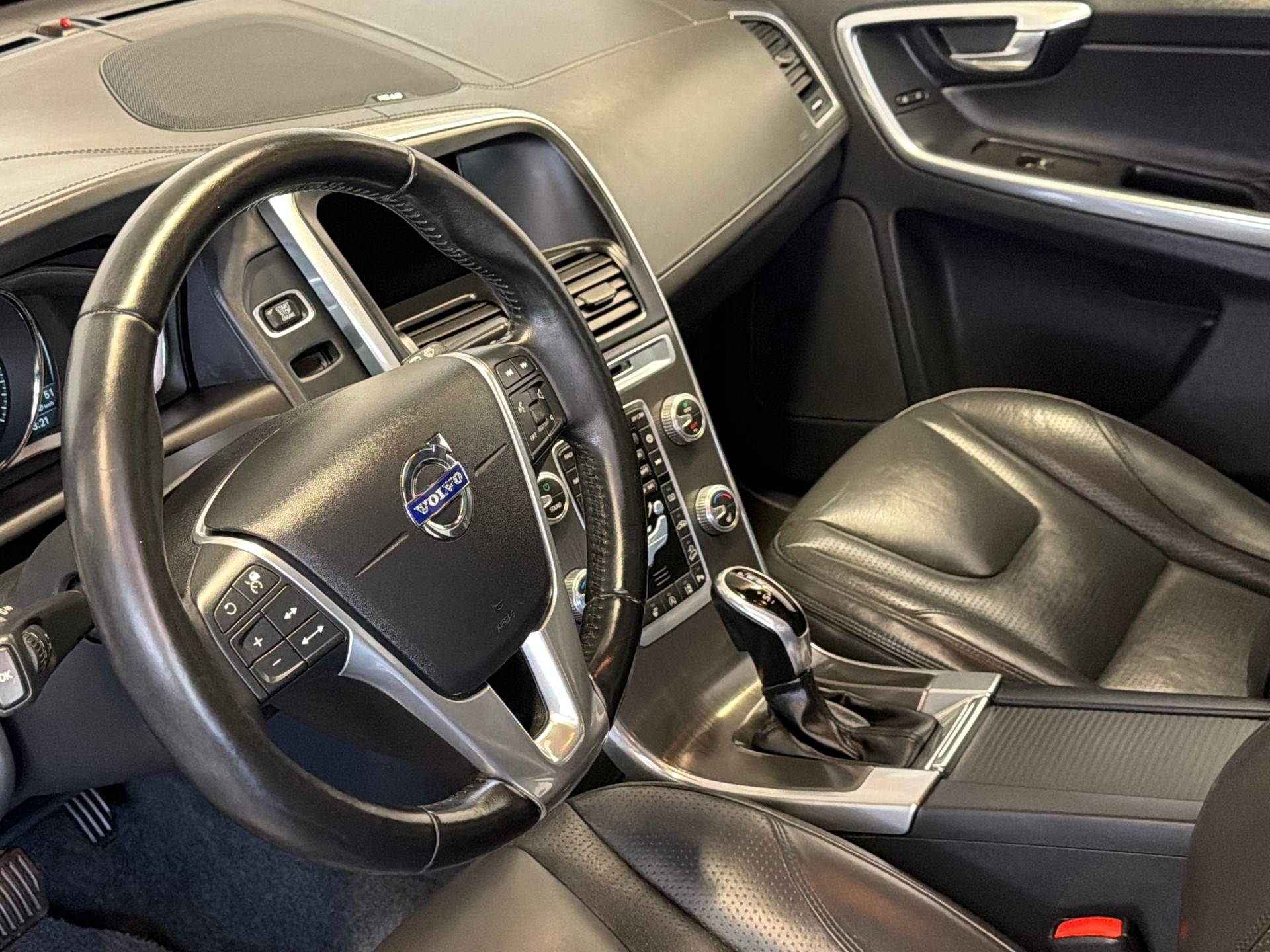 VOLVO XC60 D5 AWD Summum Geartronic-image-10